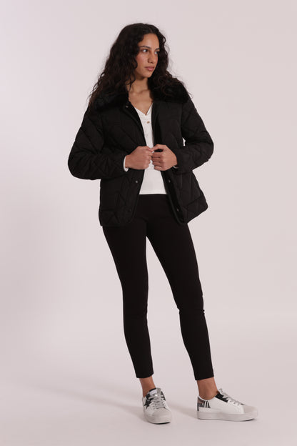 PIUMINO CORTO CON COLLO EFFETTO PELLICCIA CON CINTURA