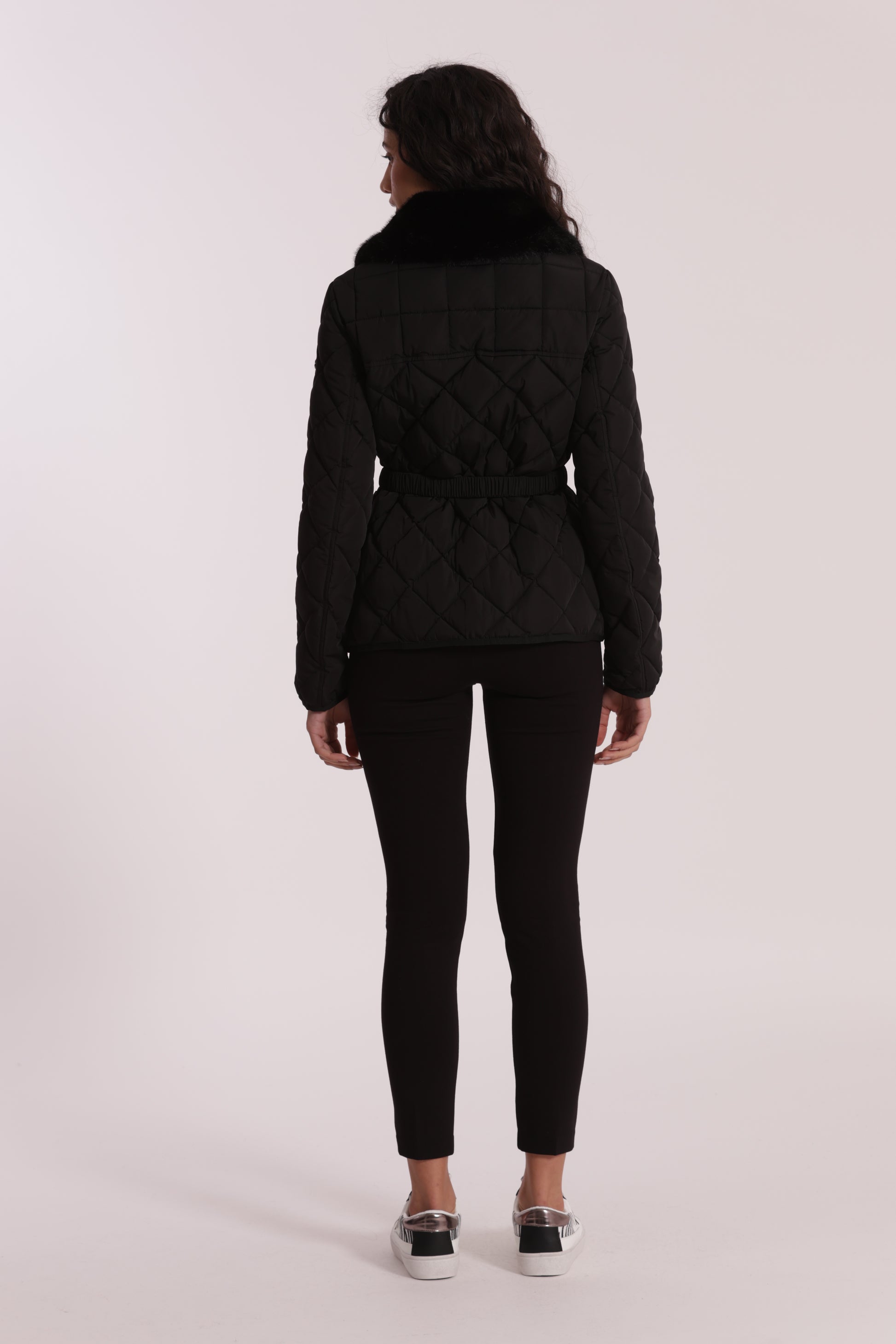 PIUMINO CORTO CON COLLO EFFETTO PELLICCIA CON CINTURA