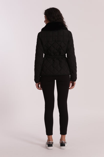 PIUMINO CORTO CON COLLO EFFETTO PELLICCIA CON CINTURA