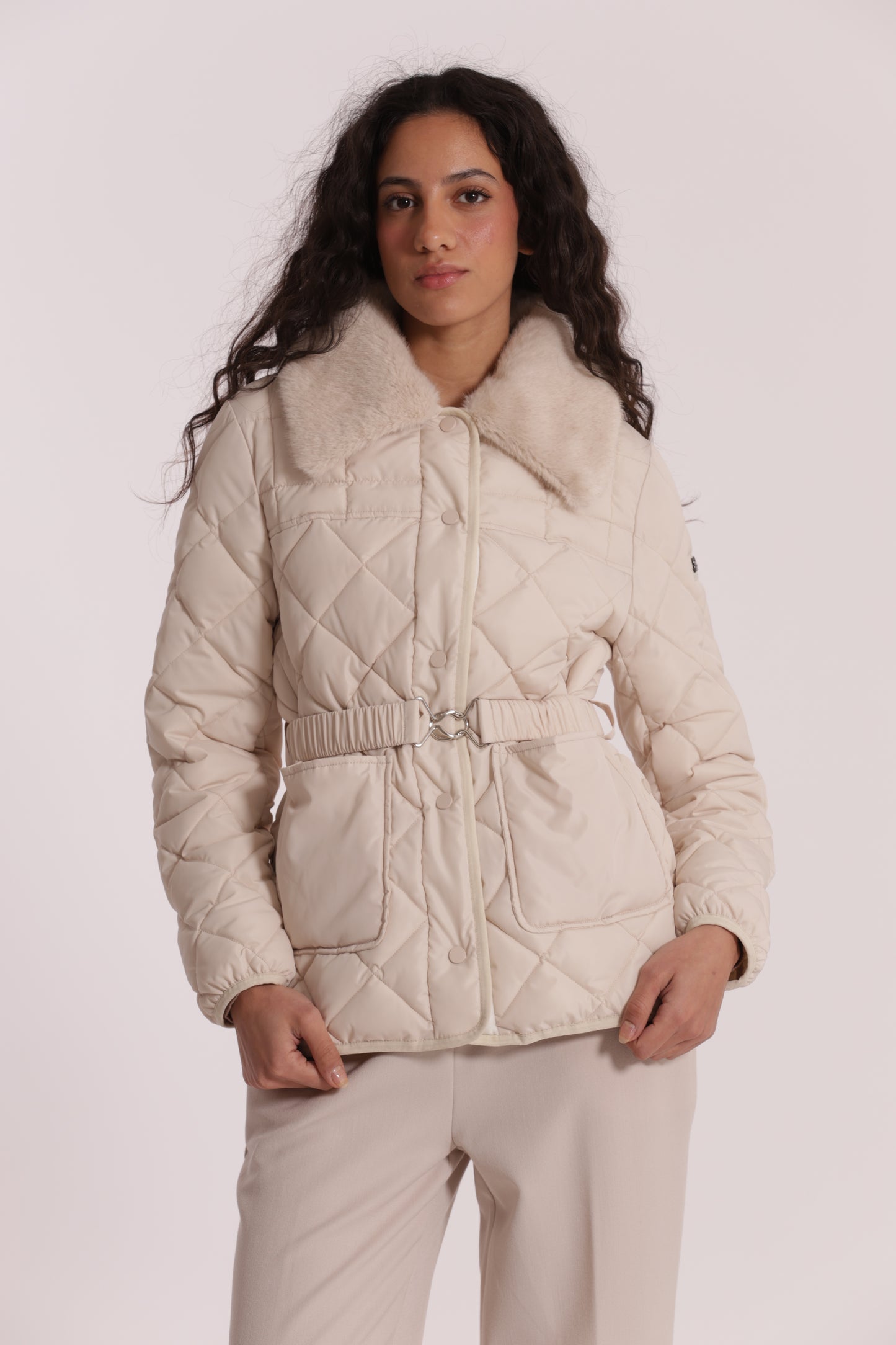 PIUMINO CORTO CON COLLO EFFETTO PELLICCIA CON CINTURA