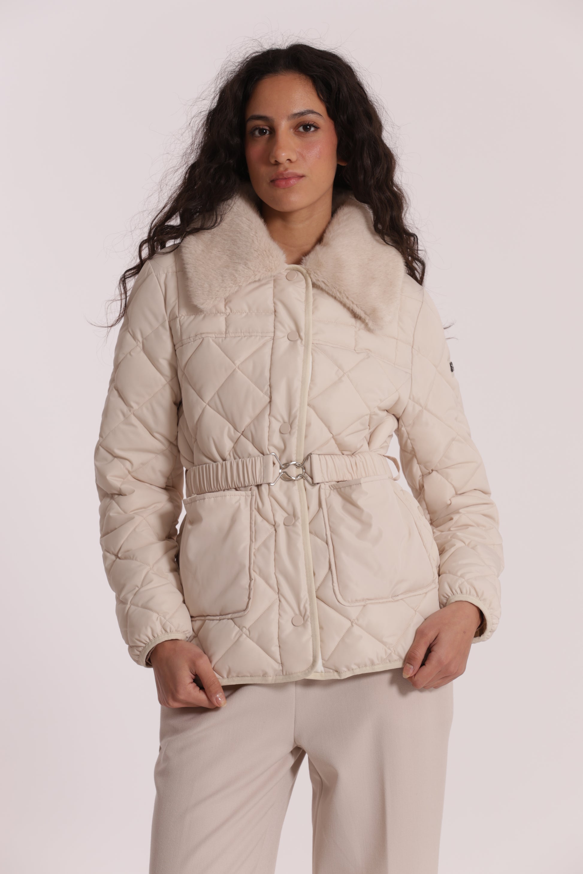 PIUMINO CORTO CON COLLO EFFETTO PELLICCIA CON CINTURA