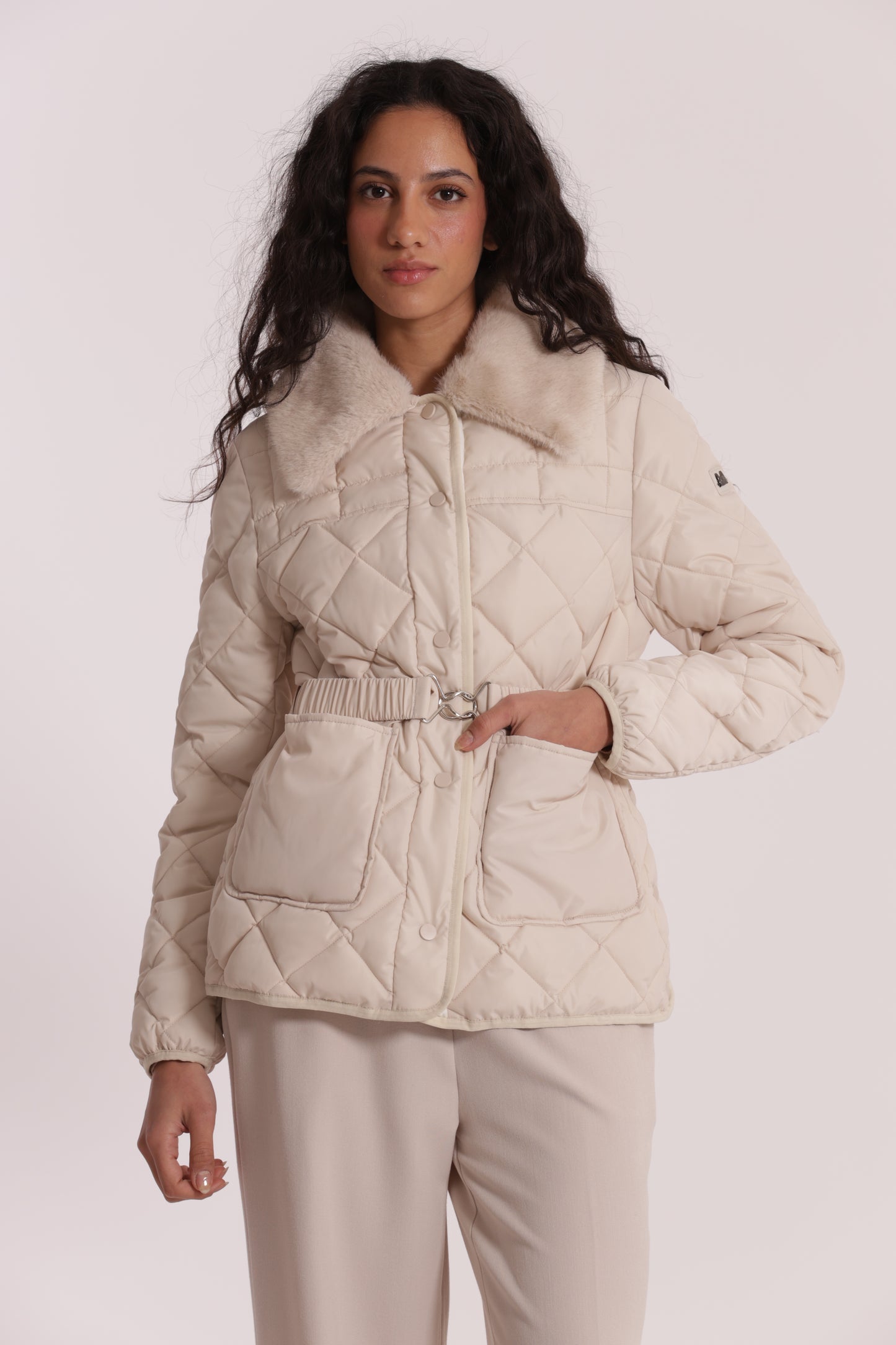 PIUMINO CORTO CON COLLO EFFETTO PELLICCIA CON CINTURA