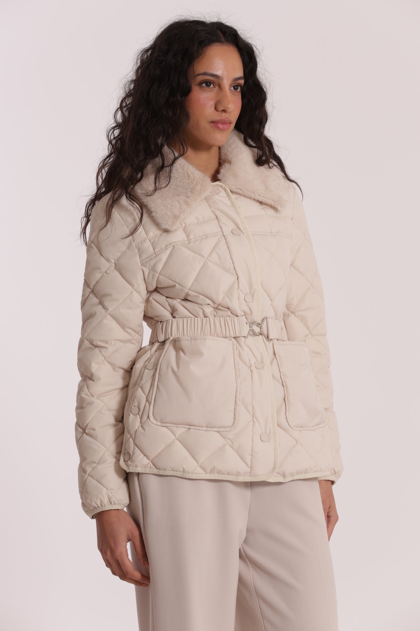 PIUMINO CORTO CON COLLO EFFETTO PELLICCIA CON CINTURA