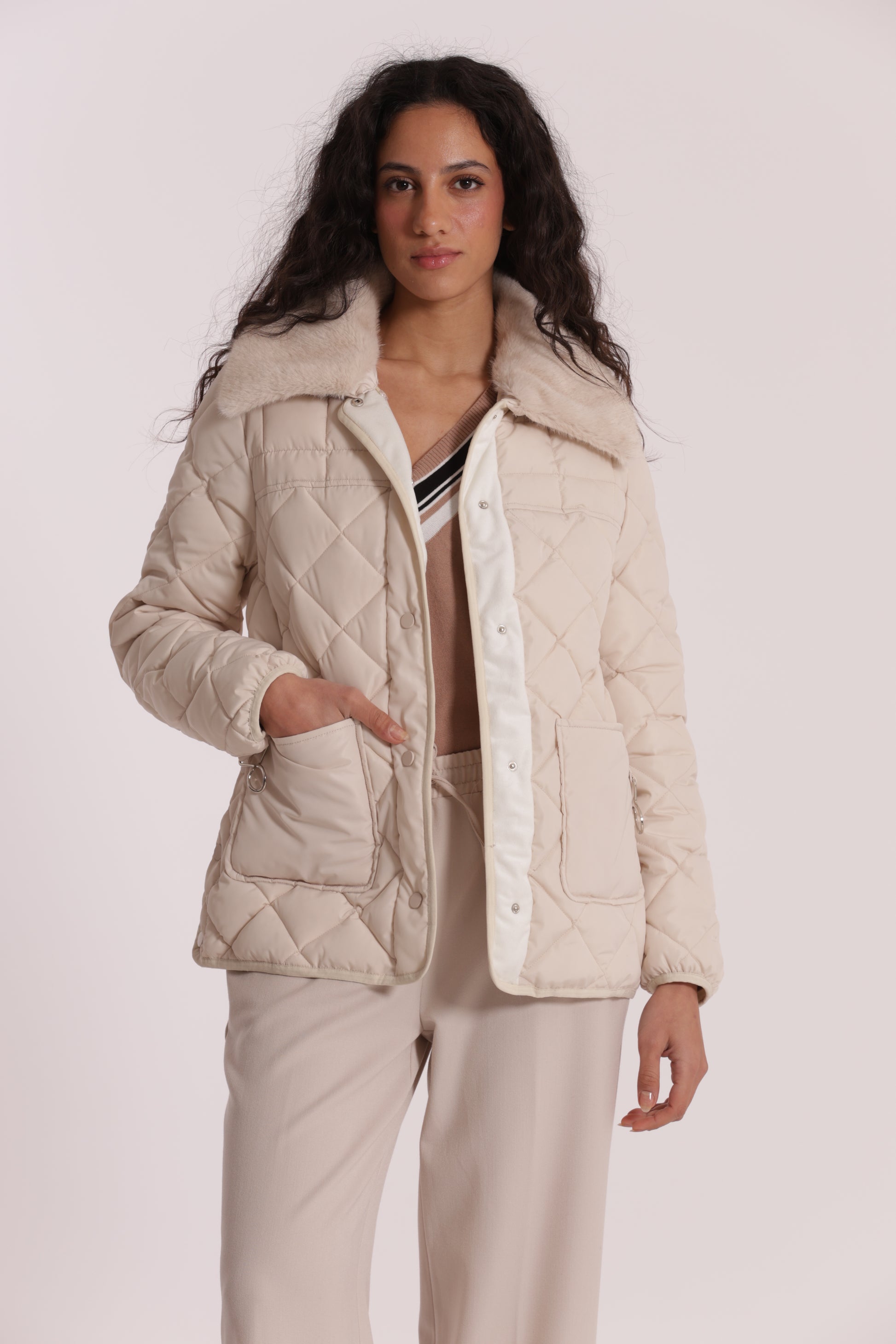 PIUMINO CORTO CON COLLO EFFETTO PELLICCIA CON CINTURA