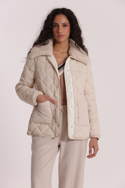 PIUMINO CORTO CON COLLO EFFETTO PELLICCIA CON CINTURA