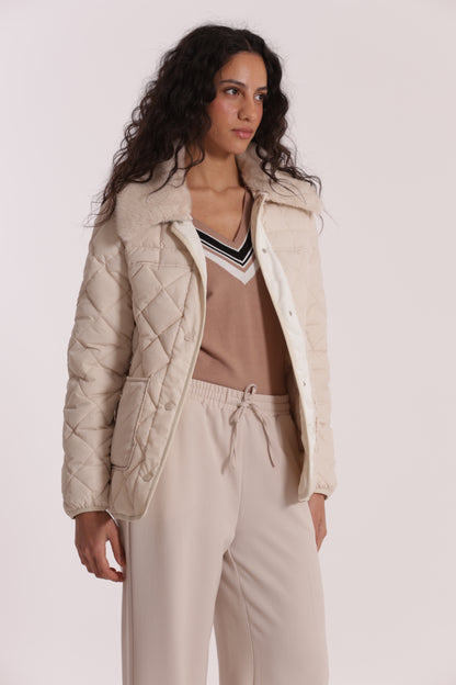 PIUMINO CORTO CON COLLO EFFETTO PELLICCIA CON CINTURA