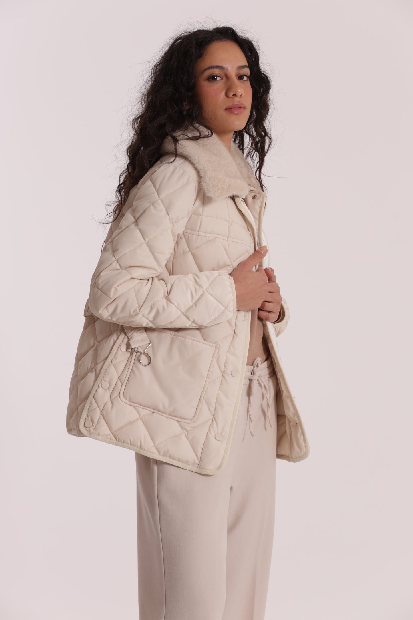 PIUMINO CORTO CON COLLO EFFETTO PELLICCIA CON CINTURA