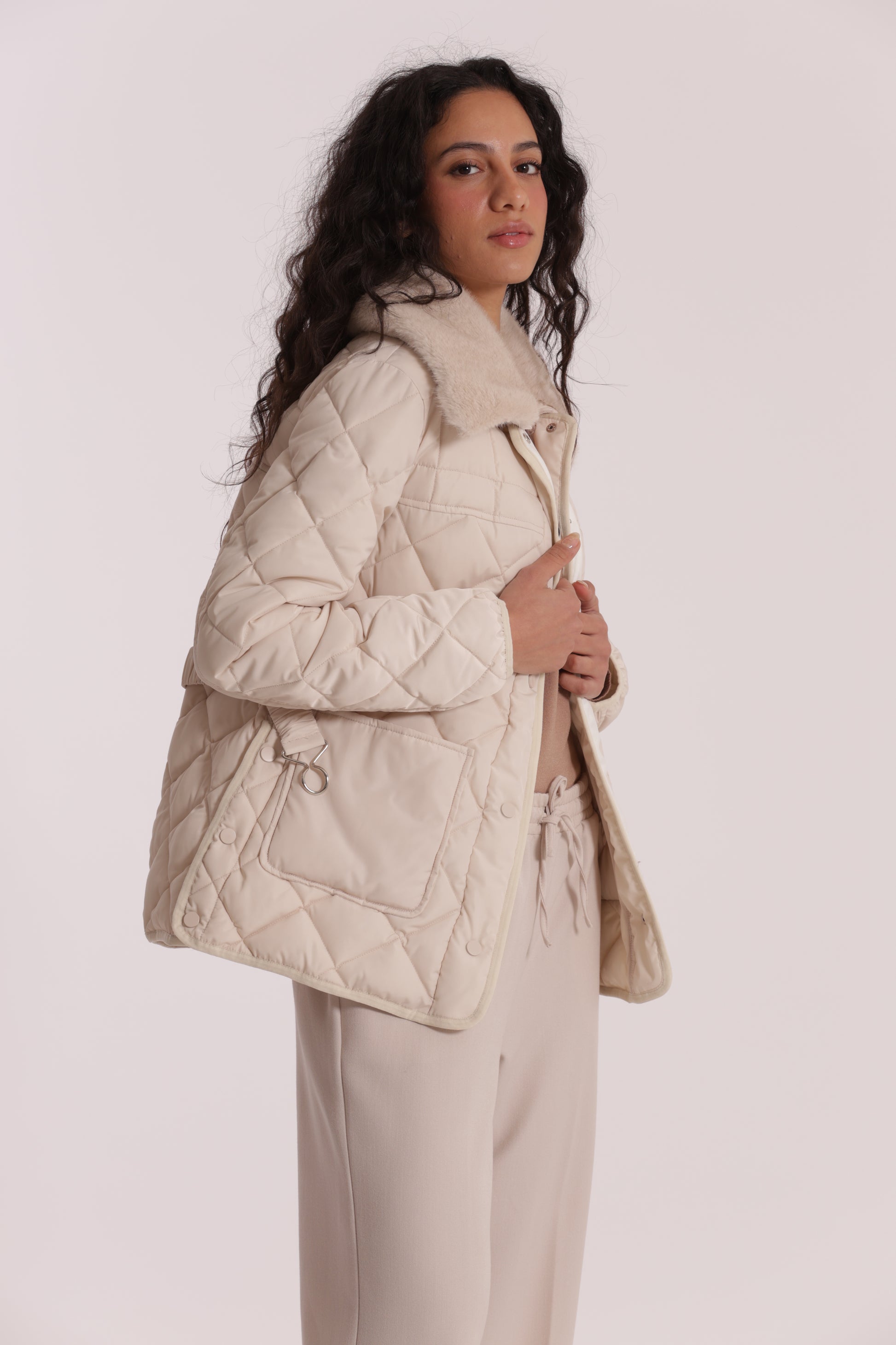 PIUMINO CORTO CON COLLO EFFETTO PELLICCIA CON CINTURA