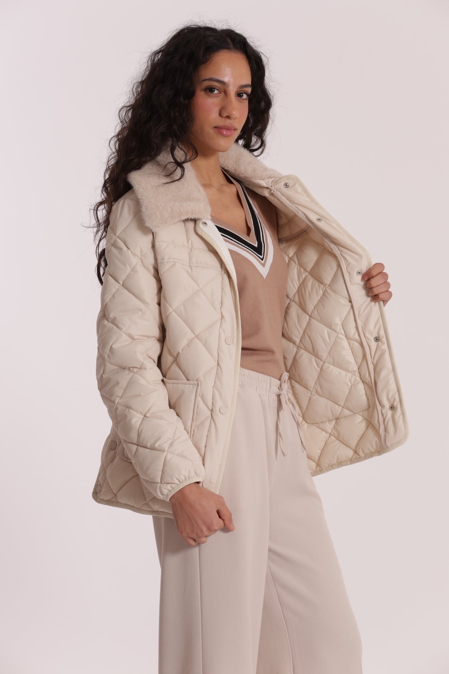 PIUMINO CORTO CON COLLO EFFETTO PELLICCIA CON CINTURA