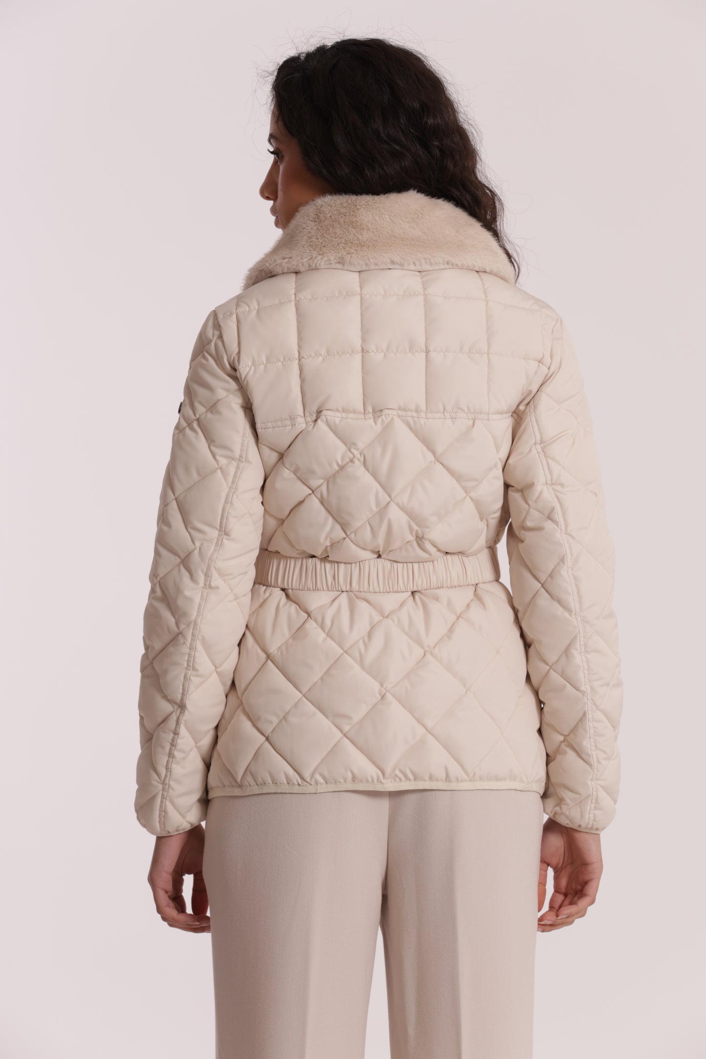 PIUMINO CORTO CON COLLO EFFETTO PELLICCIA CON CINTURA