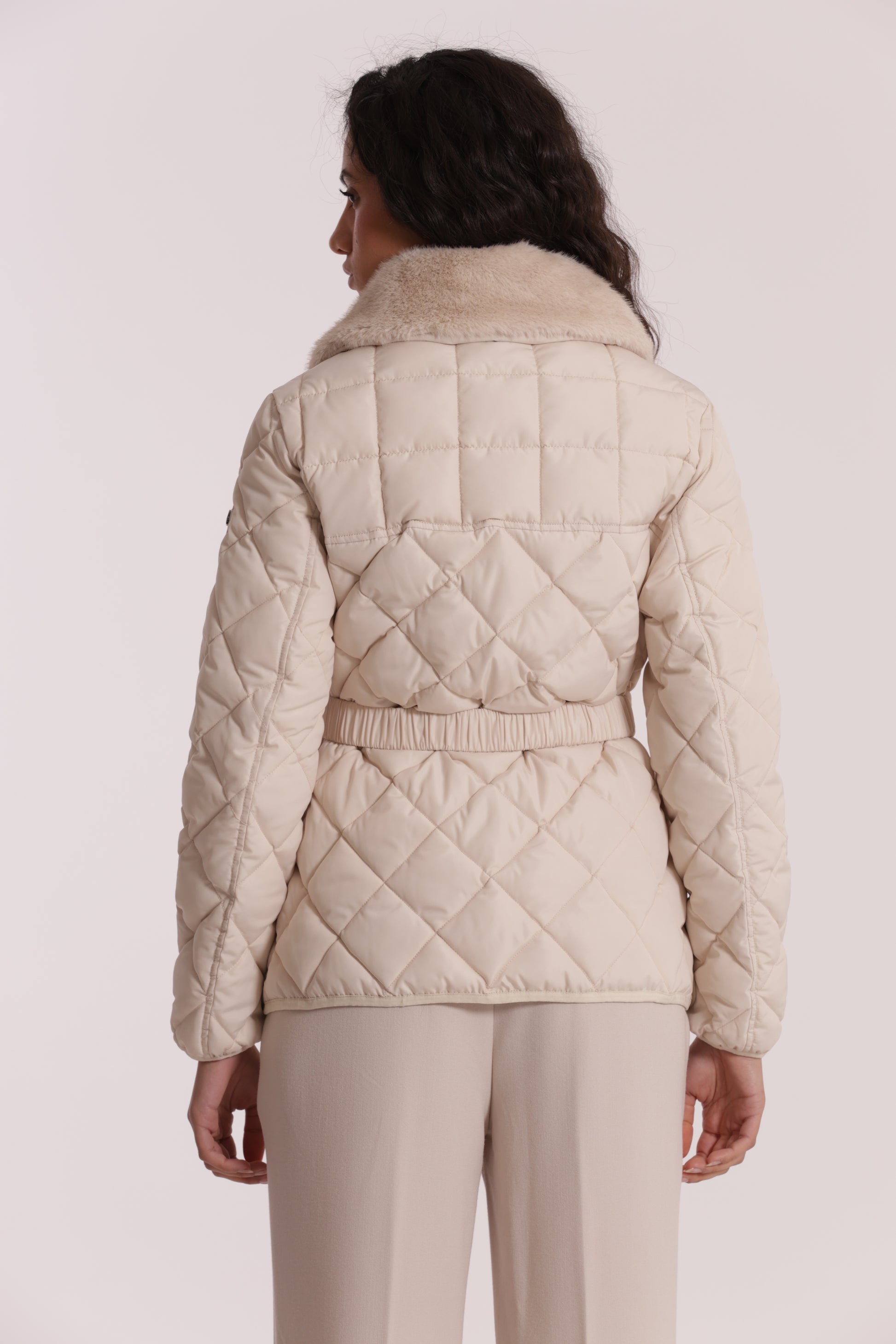 PIUMINO CORTO CON COLLO EFFETTO PELLICCIA CON CINTURA