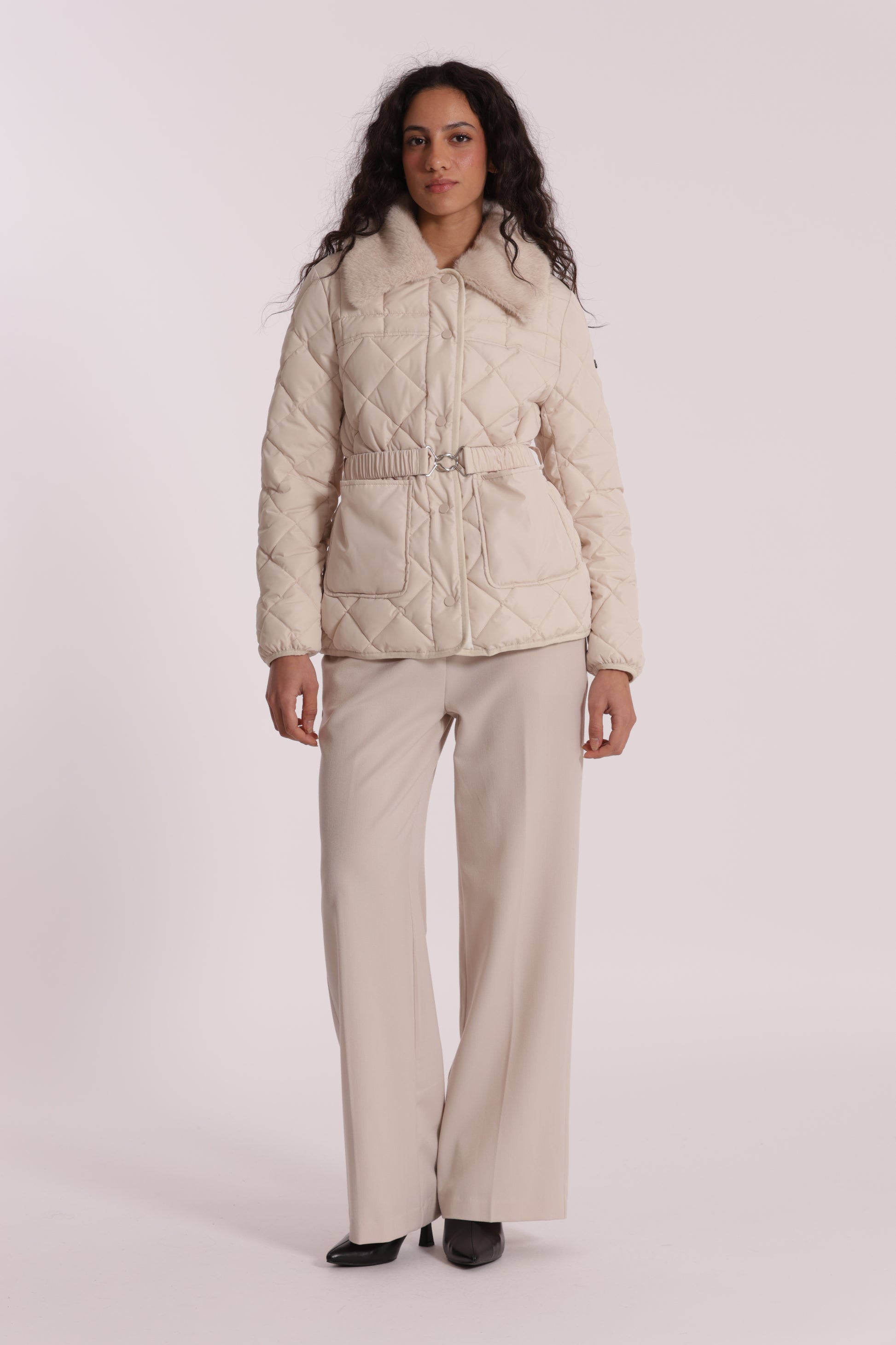 PIUMINO CORTO CON COLLO EFFETTO PELLICCIA CON CINTURA