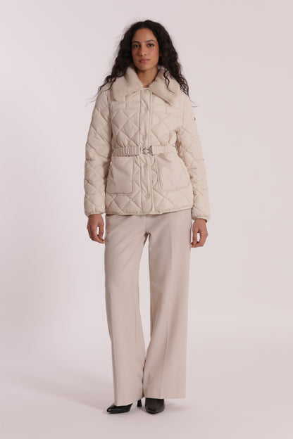 PIUMINO CORTO CON COLLO EFFETTO PELLICCIA CON CINTURA