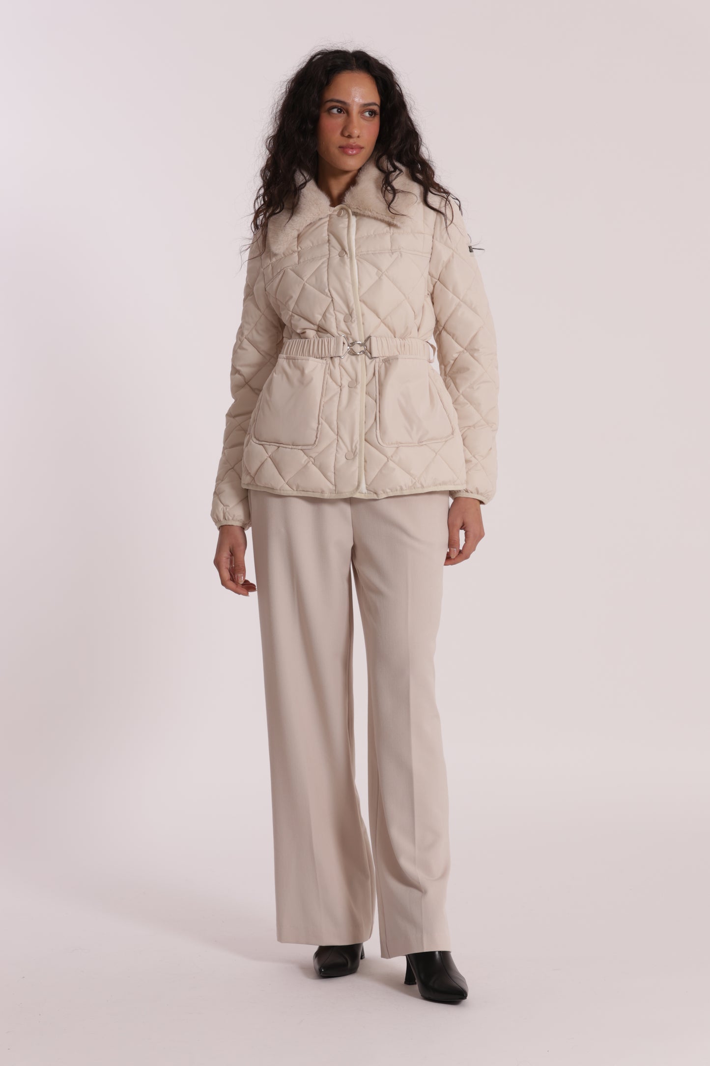 PIUMINO CORTO CON COLLO EFFETTO PELLICCIA CON CINTURA