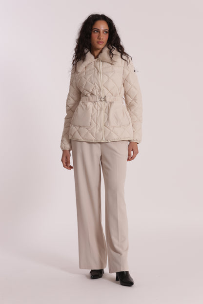 PIUMINO CORTO CON COLLO EFFETTO PELLICCIA CON CINTURA