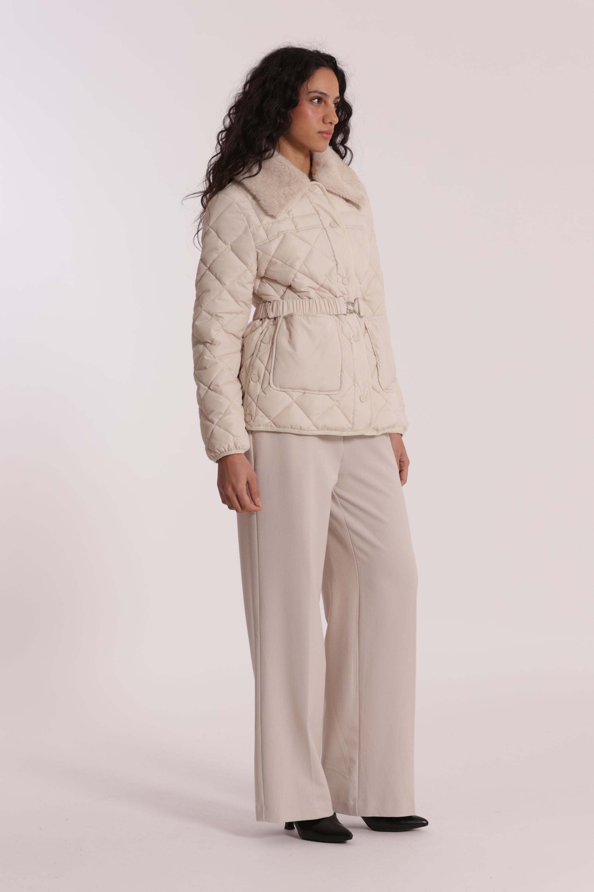 PIUMINO CORTO CON COLLO EFFETTO PELLICCIA CON CINTURA