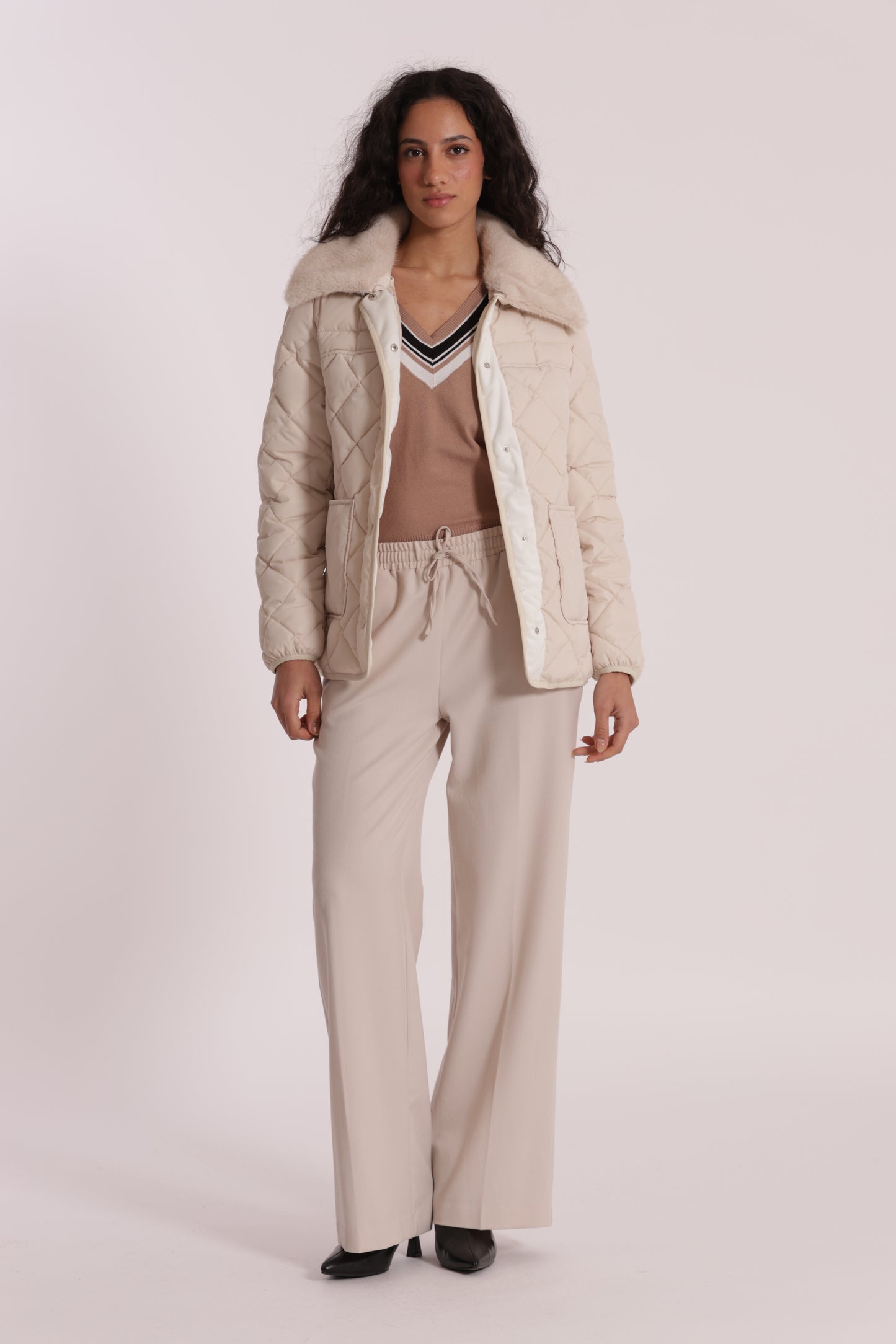 PIUMINO CORTO CON COLLO EFFETTO PELLICCIA CON CINTURA