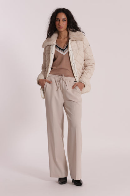 PIUMINO CORTO CON COLLO EFFETTO PELLICCIA CON CINTURA