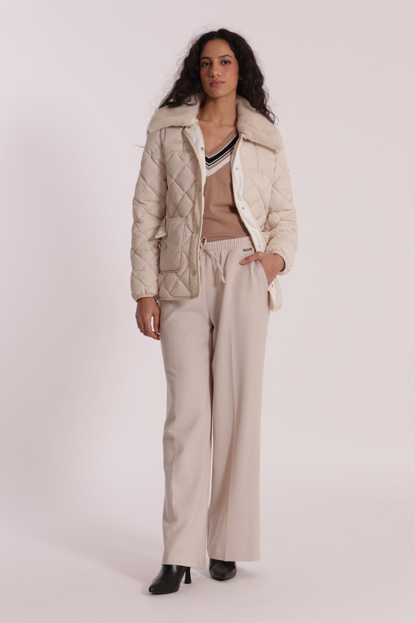 PIUMINO CORTO CON COLLO EFFETTO PELLICCIA CON CINTURA