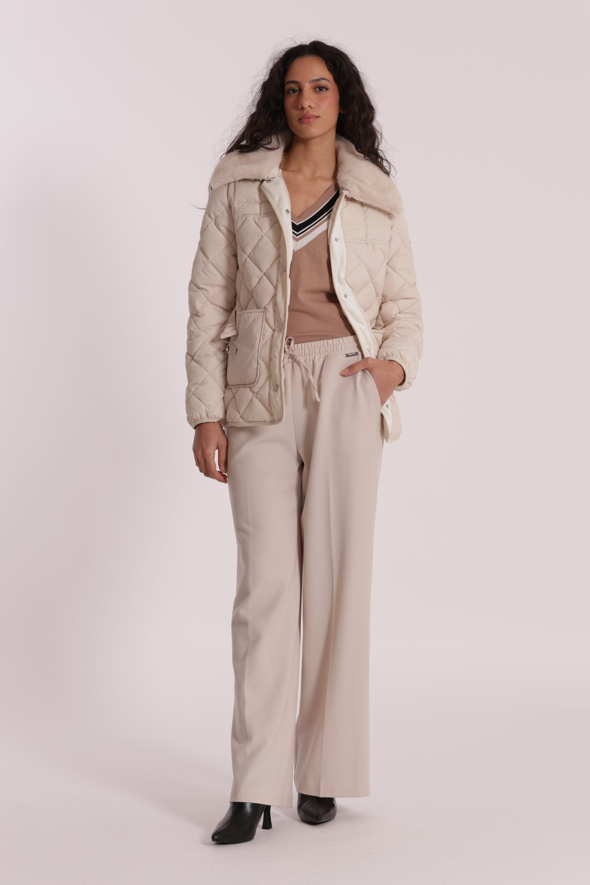 PIUMINO CORTO CON COLLO EFFETTO PELLICCIA CON CINTURA