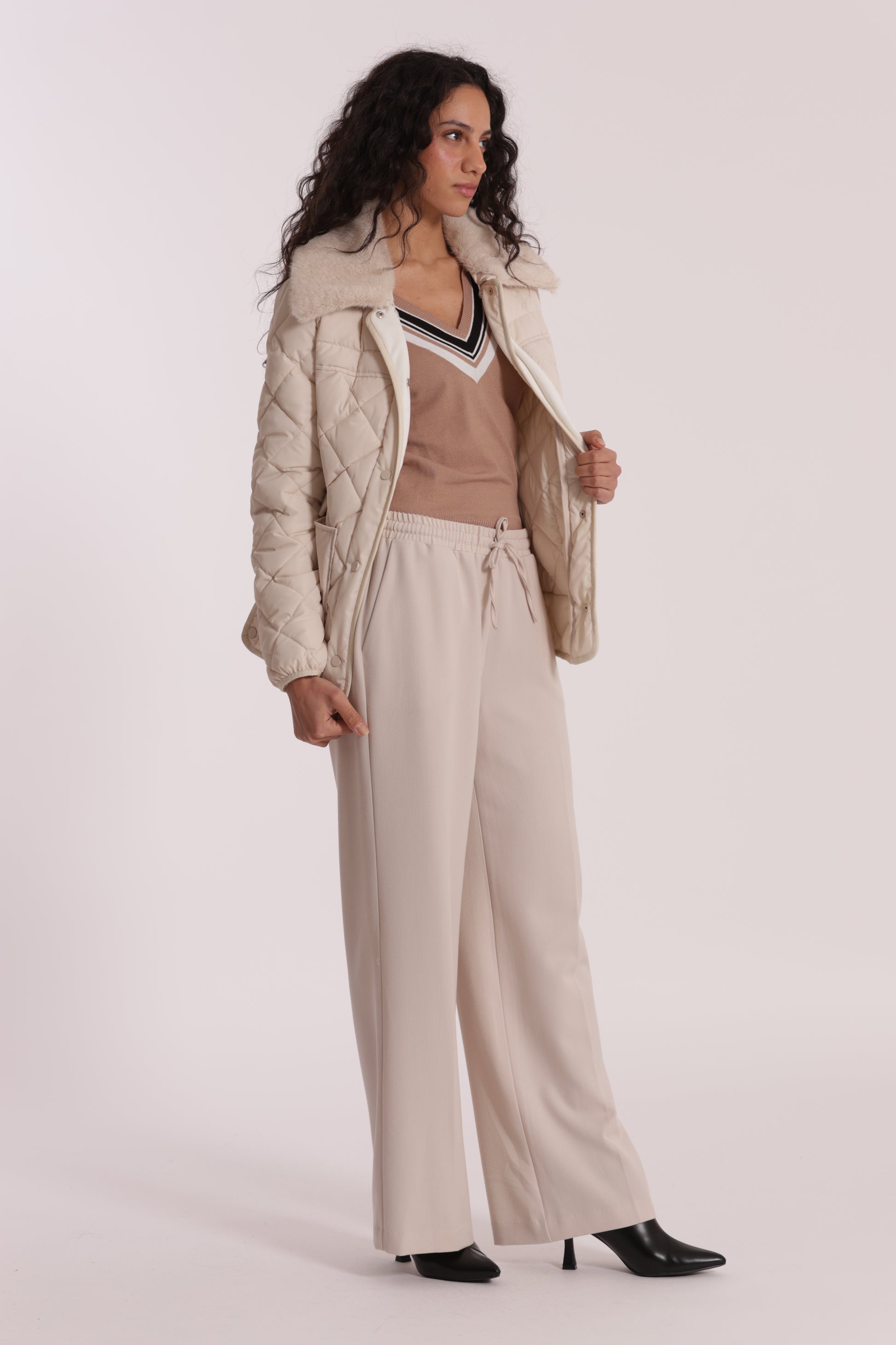 PIUMINO CORTO CON COLLO EFFETTO PELLICCIA CON CINTURA