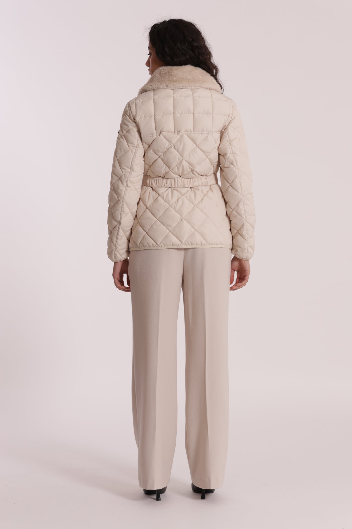 PIUMINO CORTO CON COLLO EFFETTO PELLICCIA CON CINTURA