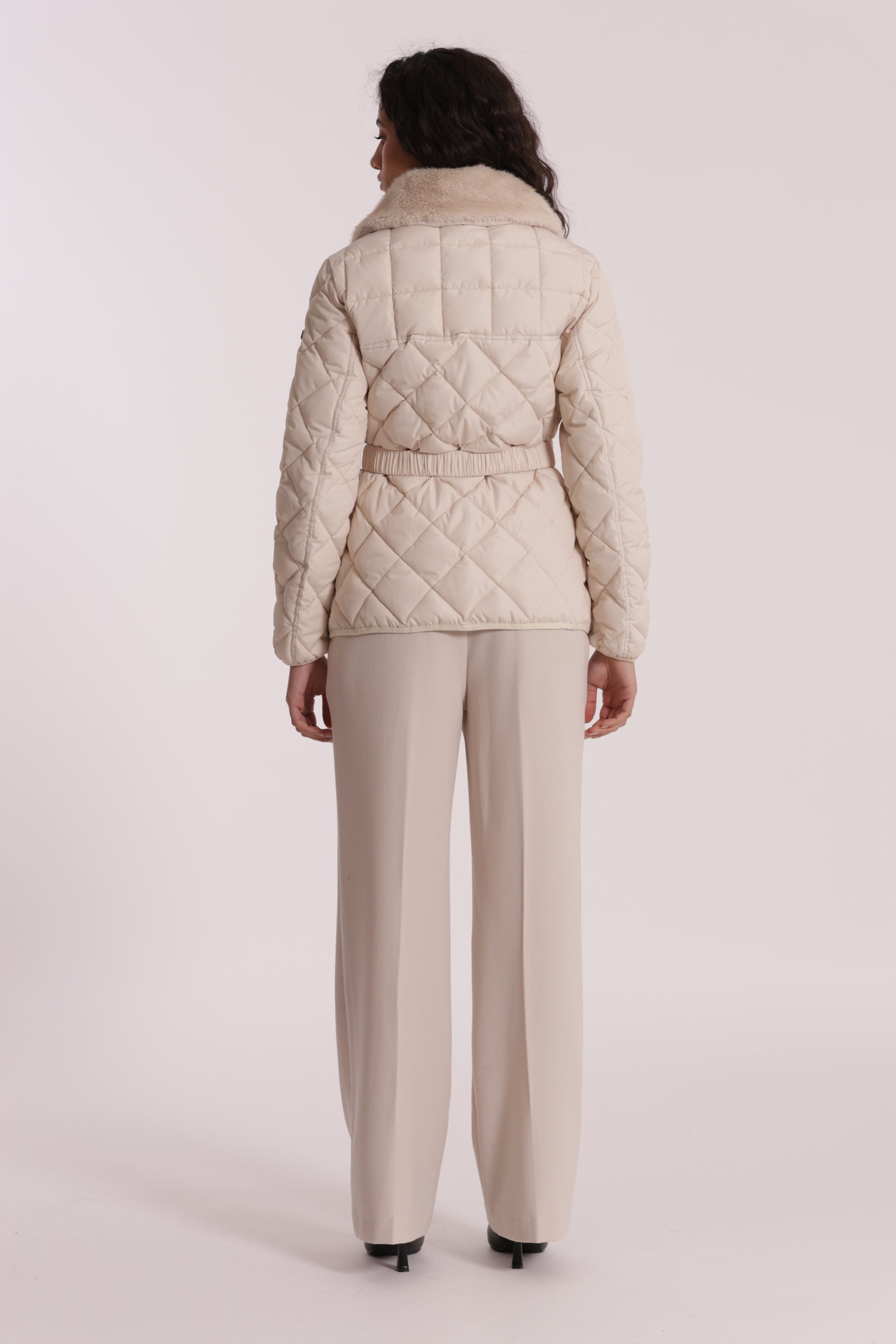 PIUMINO CORTO CON COLLO EFFETTO PELLICCIA CON CINTURA