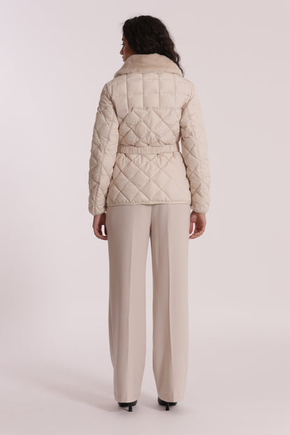 PIUMINO CORTO CON COLLO EFFETTO PELLICCIA CON CINTURA