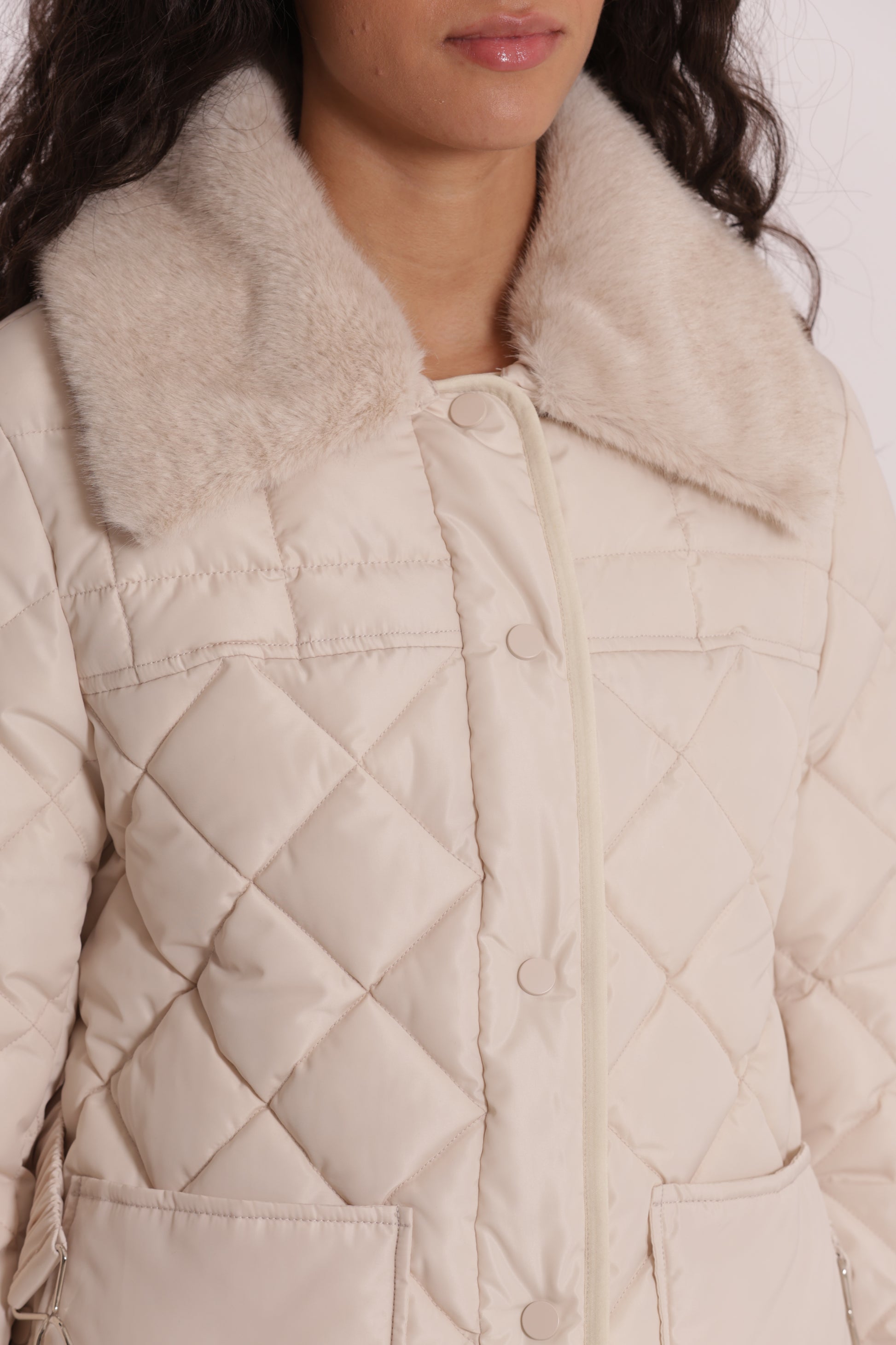 PIUMINO CORTO CON COLLO EFFETTO PELLICCIA CON CINTURA