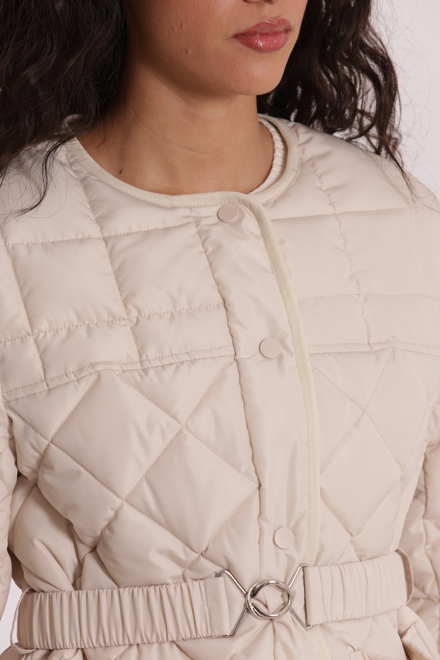 PIUMINO CORTO CON COLLO EFFETTO PELLICCIA CON CINTURA