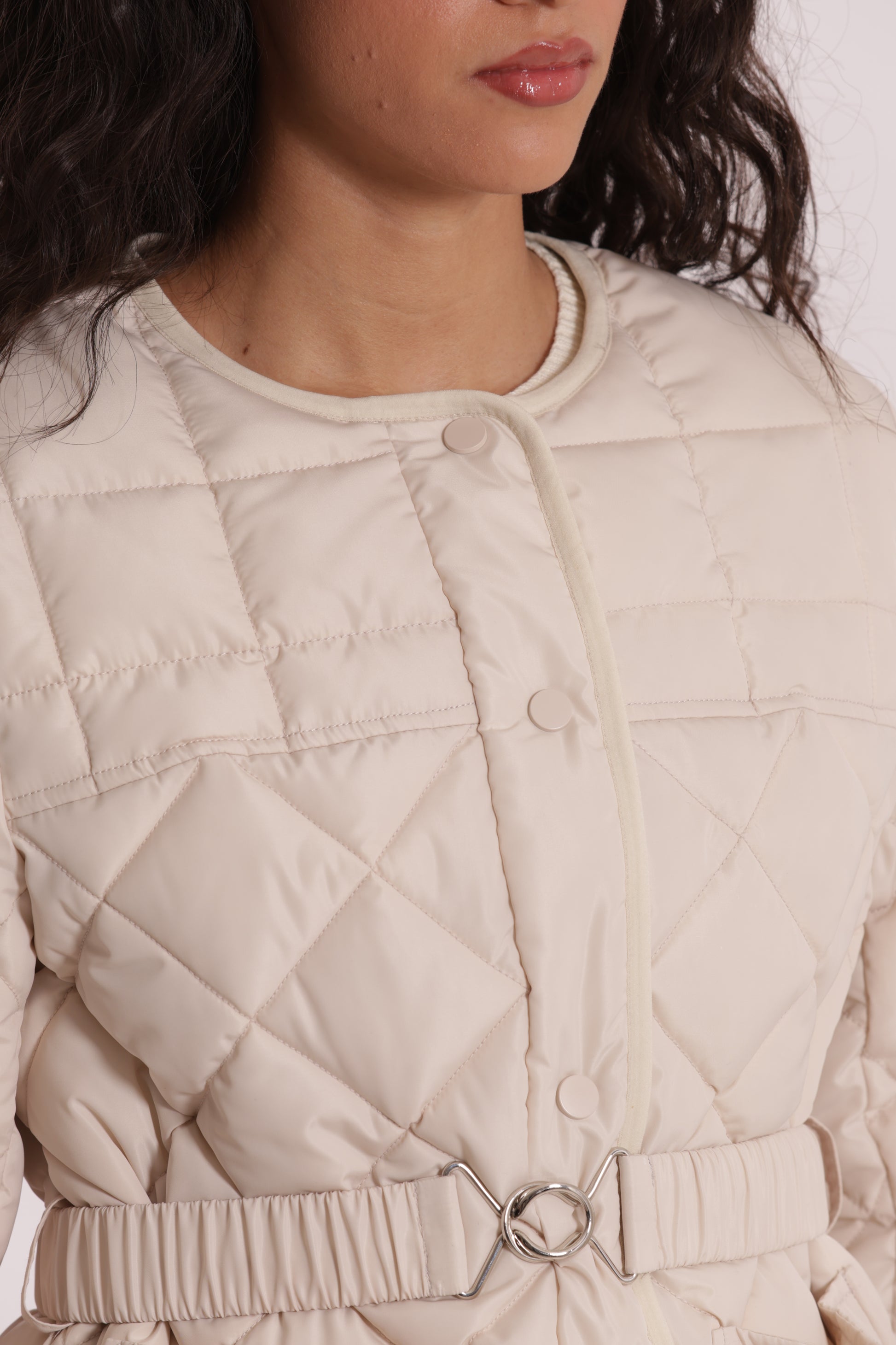 PIUMINO CORTO CON COLLO EFFETTO PELLICCIA CON CINTURA