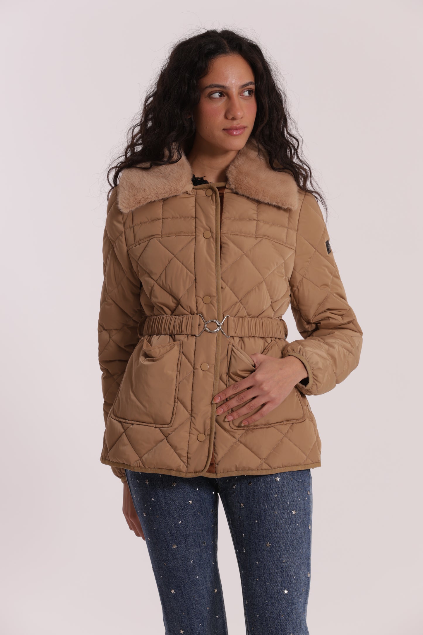 PIUMINO CORTO CON COLLO EFFETTO PELLICCIA CON CINTURA