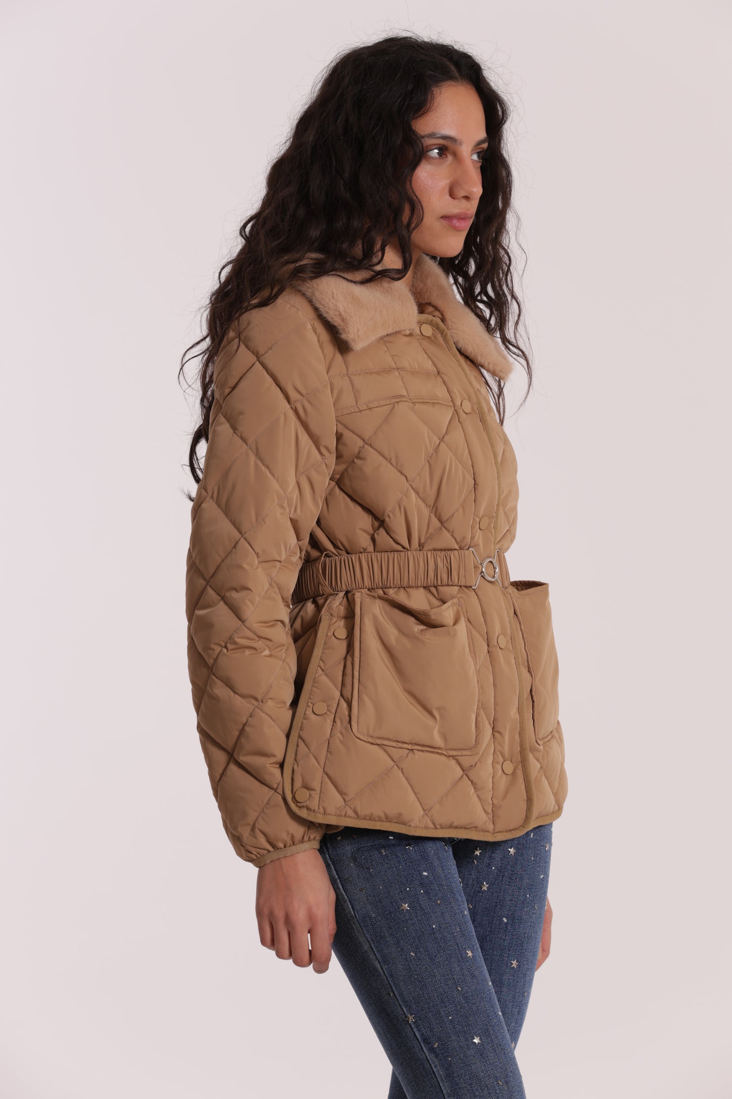 PIUMINO CORTO CON COLLO EFFETTO PELLICCIA CON CINTURA