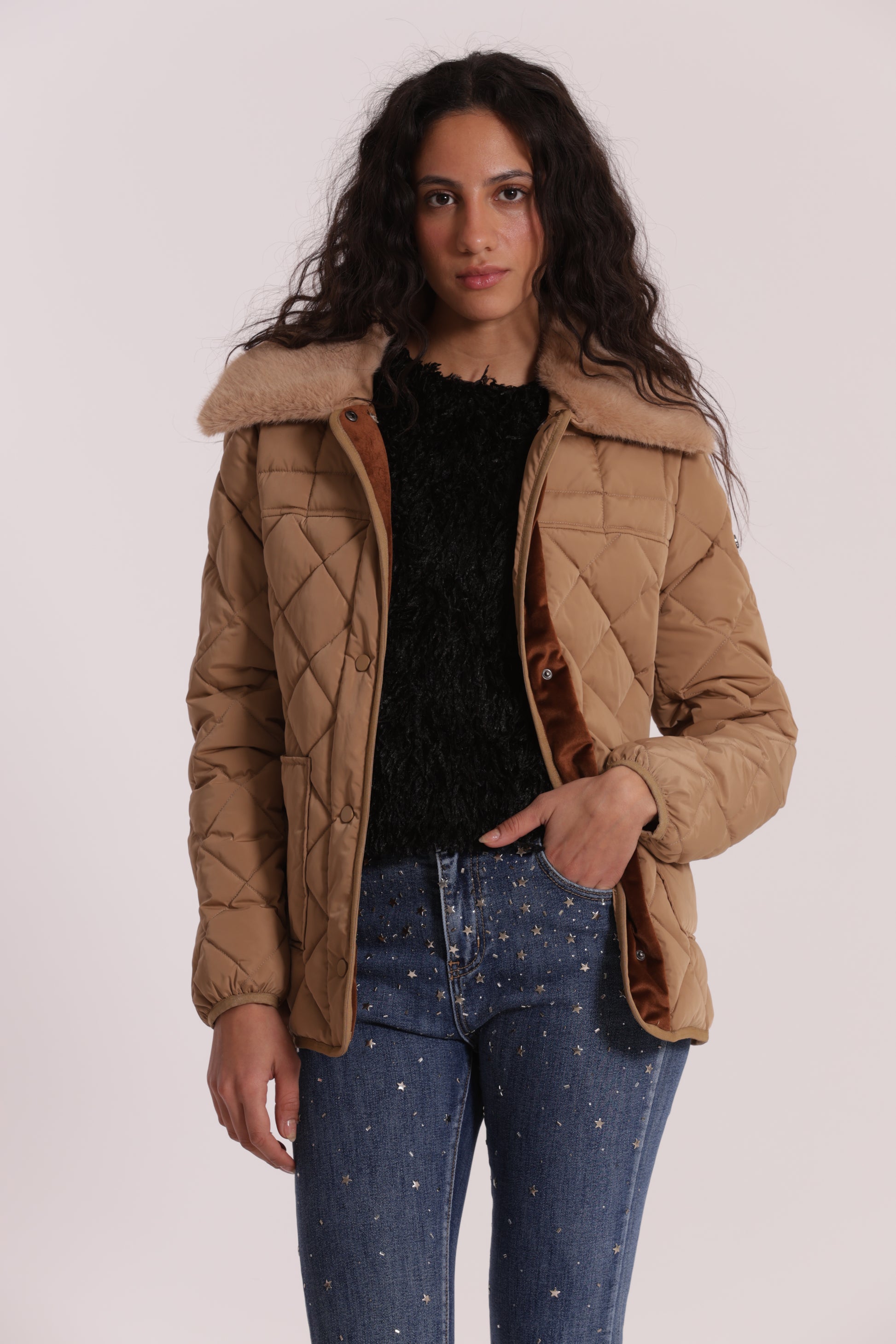 PIUMINO CORTO CON COLLO EFFETTO PELLICCIA CON CINTURA