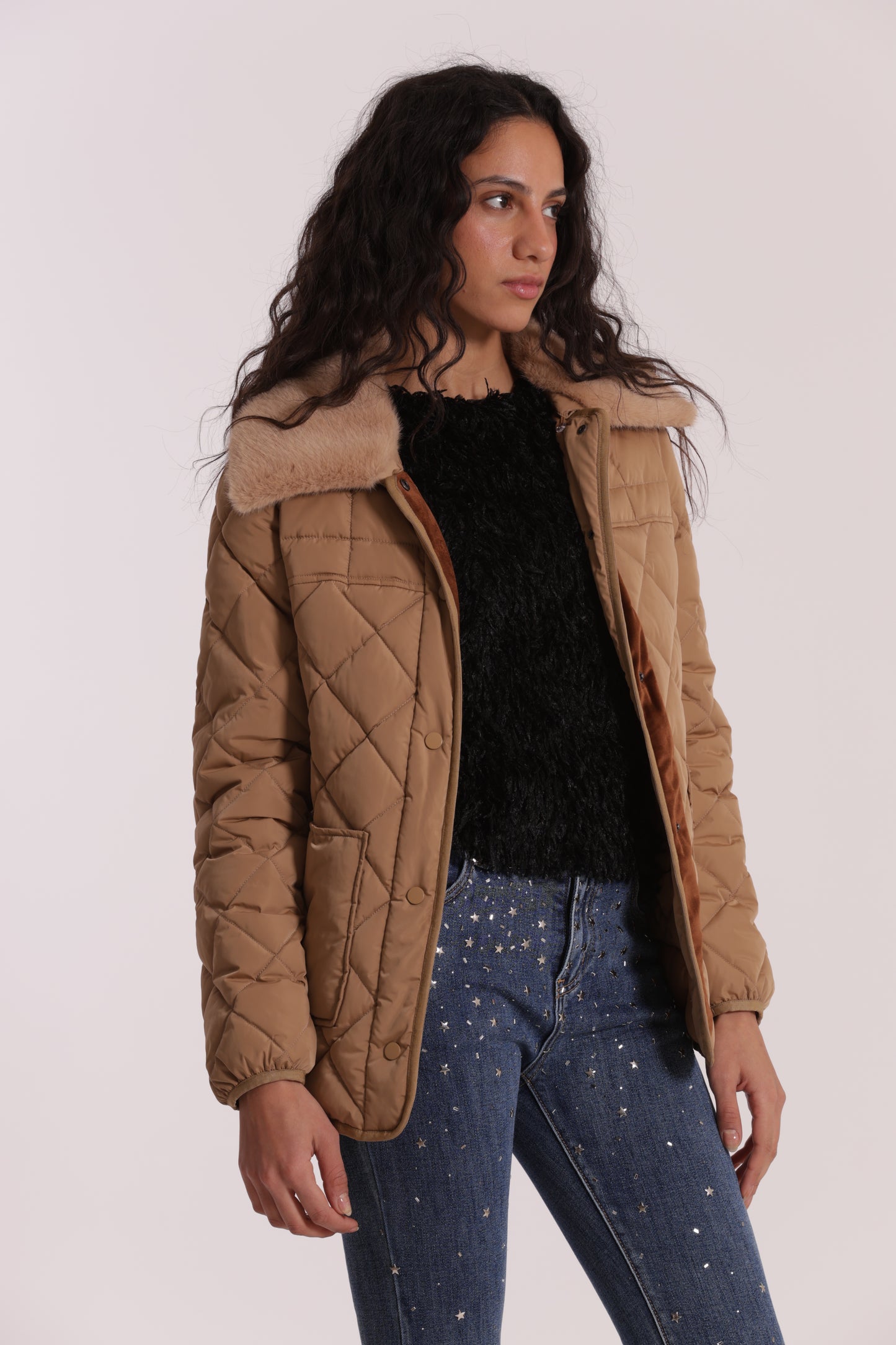 PIUMINO CORTO CON COLLO EFFETTO PELLICCIA CON CINTURA