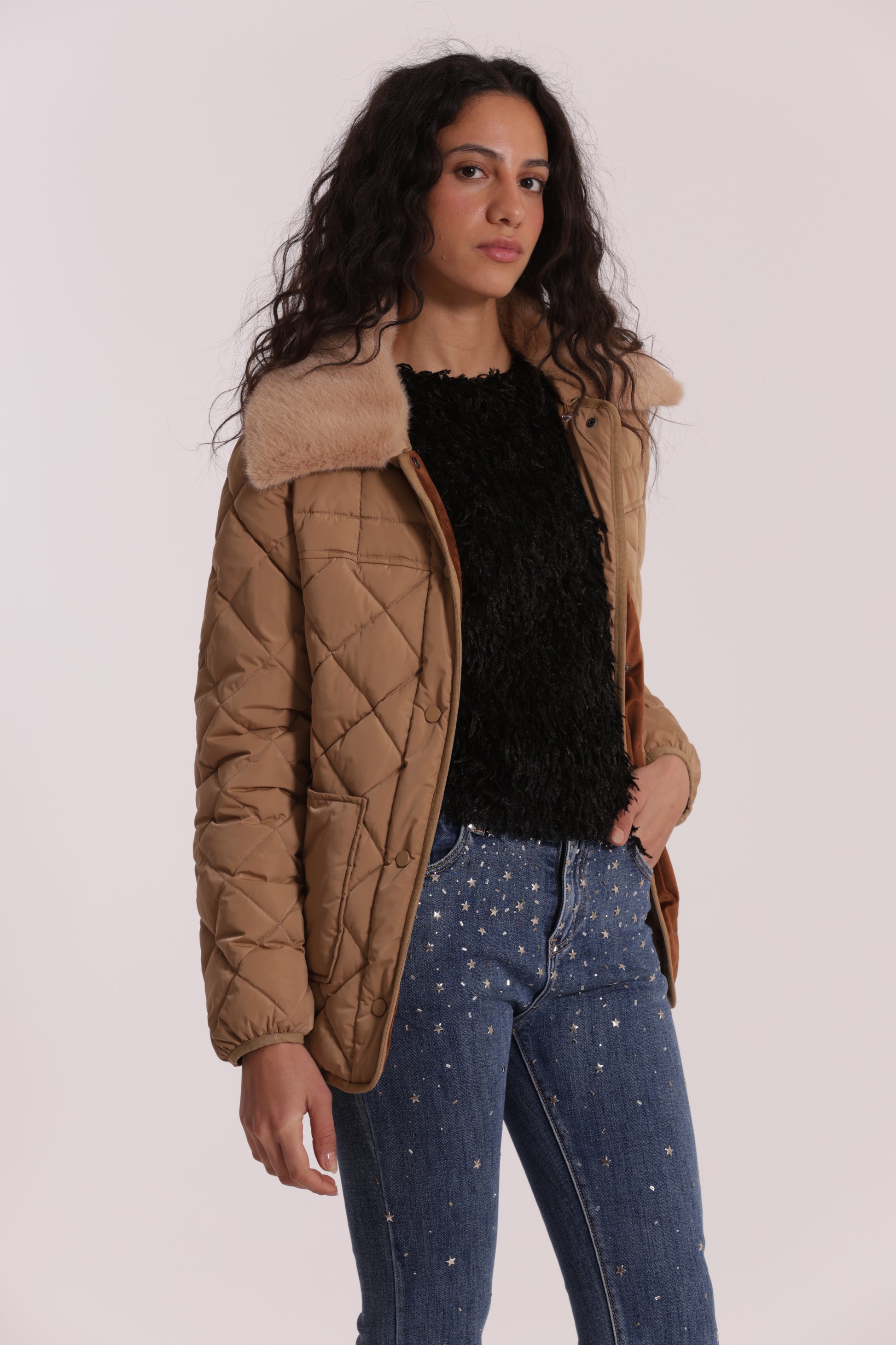 PIUMINO CORTO CON COLLO EFFETTO PELLICCIA CON CINTURA