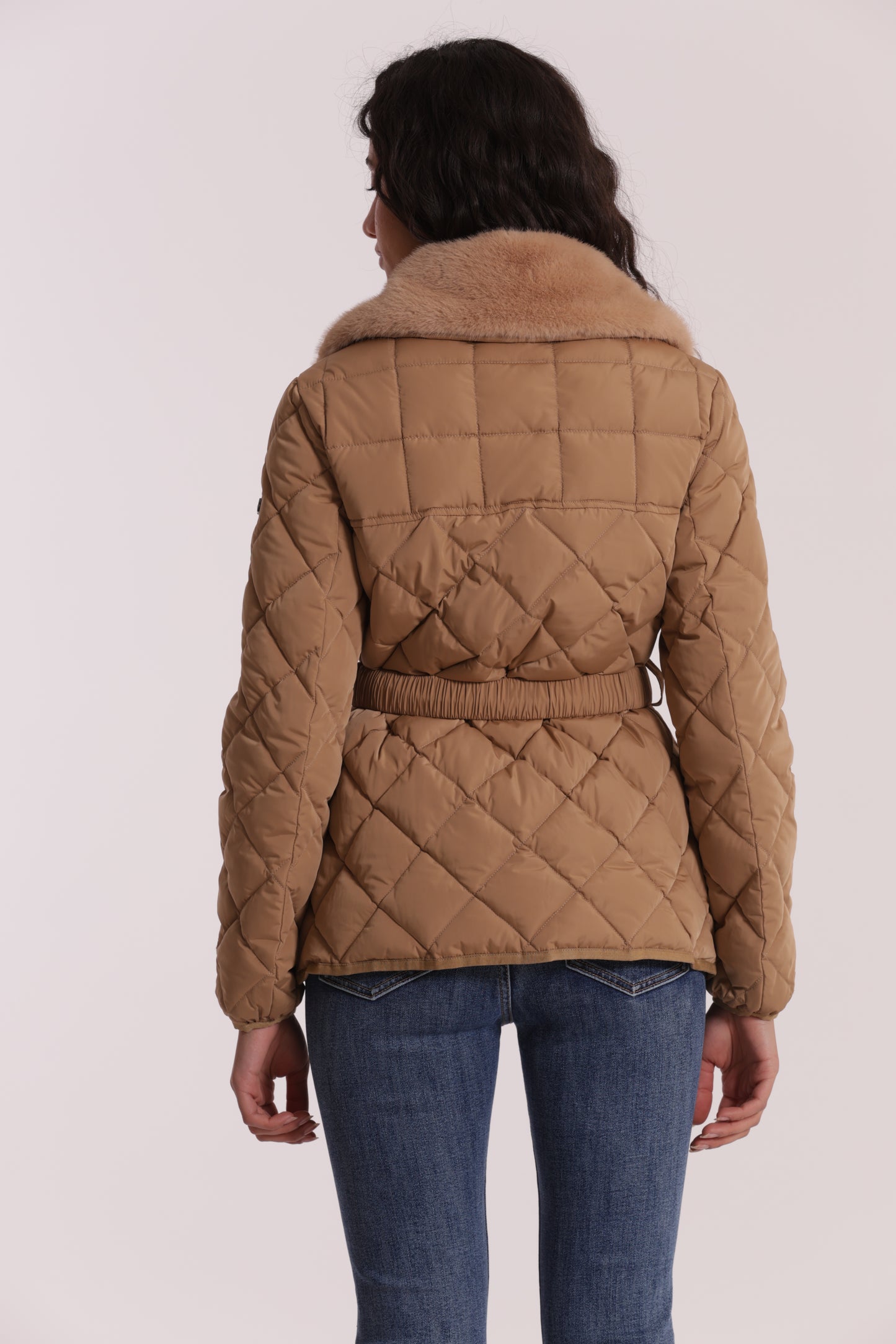 PIUMINO CORTO CON COLLO EFFETTO PELLICCIA CON CINTURA