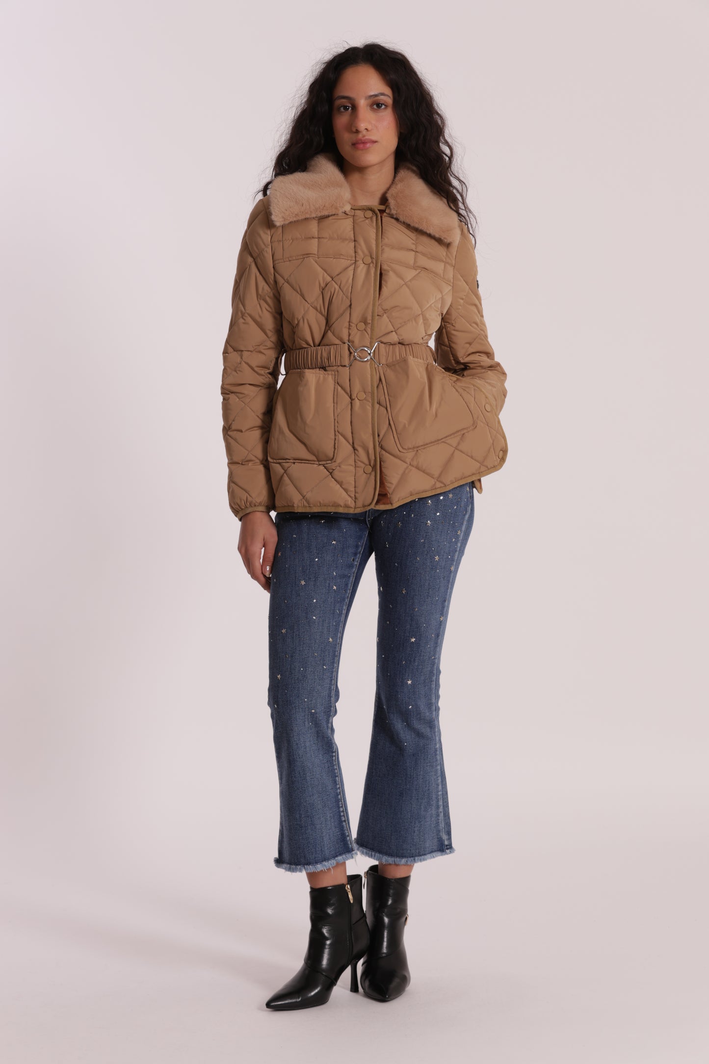 PIUMINO CORTO CON COLLO EFFETTO PELLICCIA CON CINTURA