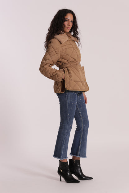 PIUMINO CORTO CON COLLO EFFETTO PELLICCIA CON CINTURA