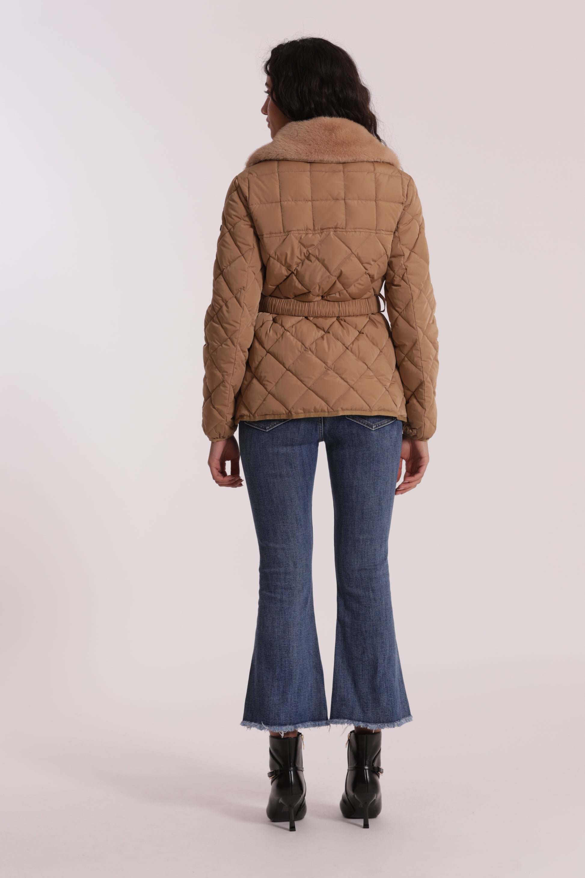 PIUMINO CORTO CON COLLO EFFETTO PELLICCIA CON CINTURA