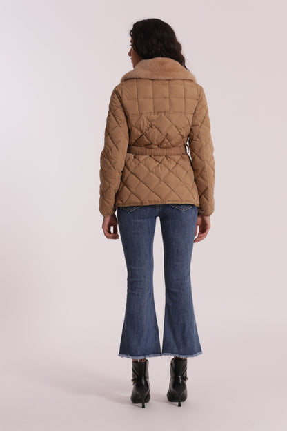 PIUMINO CORTO CON COLLO EFFETTO PELLICCIA CON CINTURA