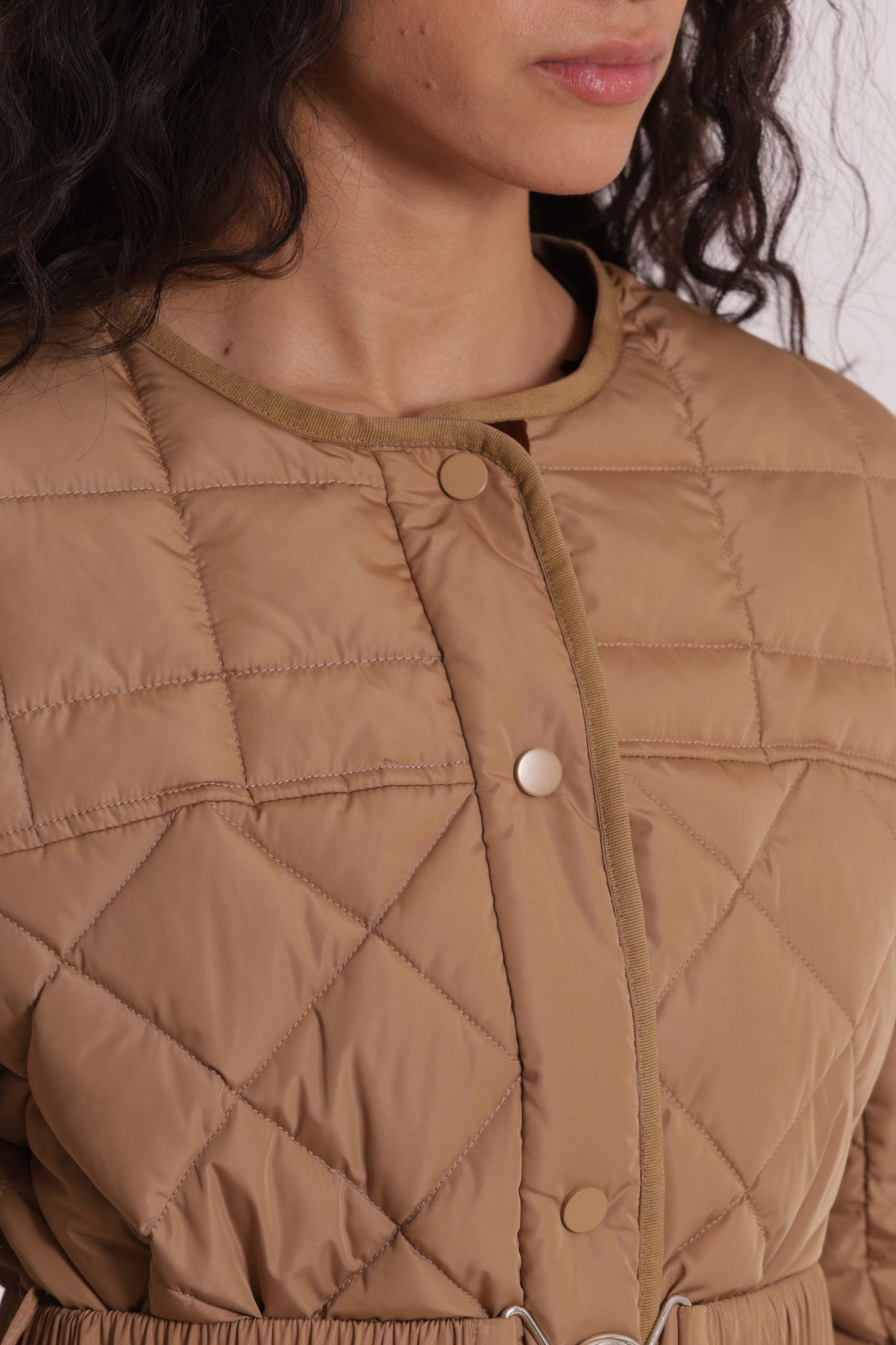 PIUMINO CORTO CON COLLO EFFETTO PELLICCIA CON CINTURA