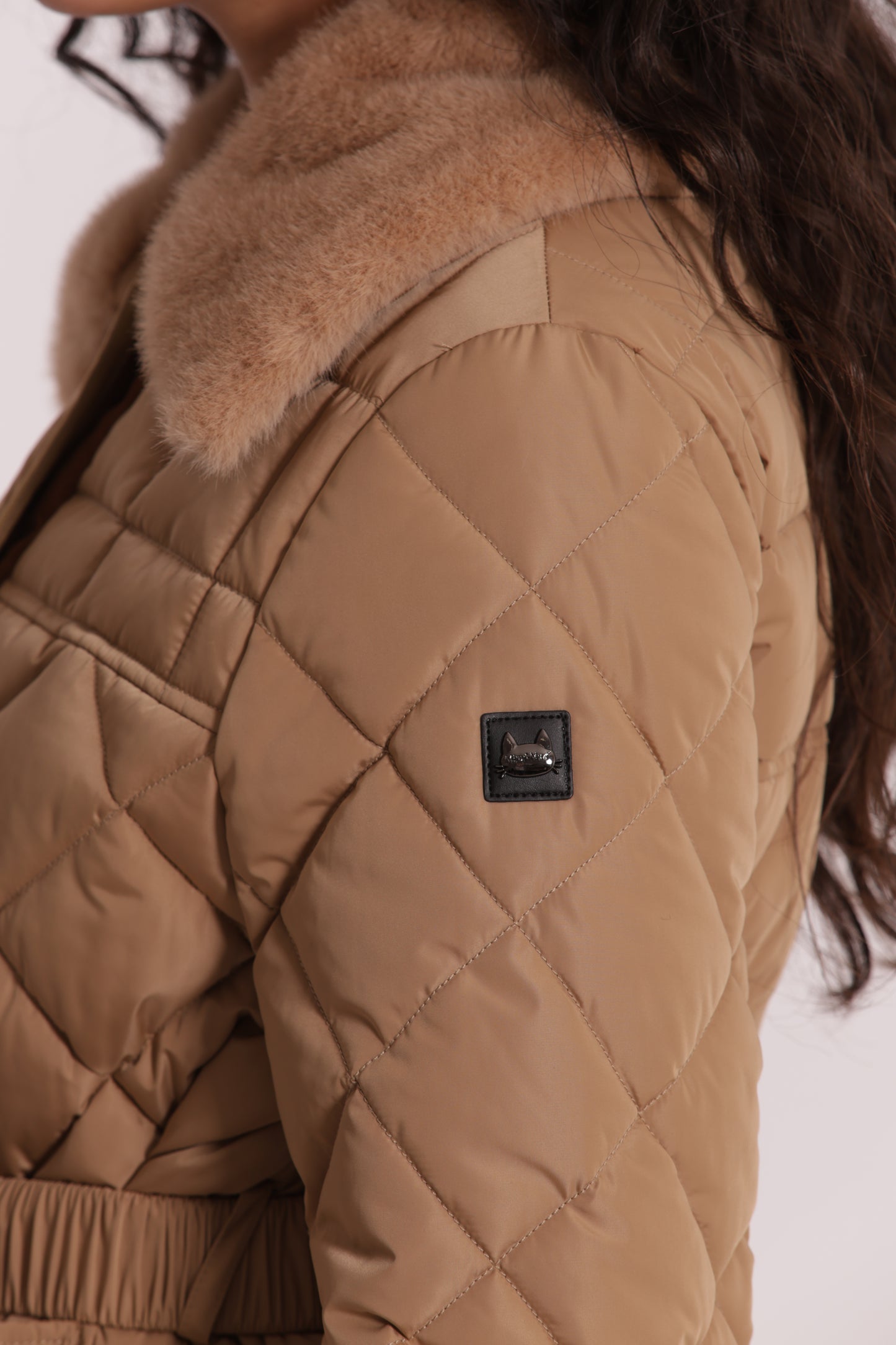 PIUMINO CORTO CON COLLO EFFETTO PELLICCIA CON CINTURA