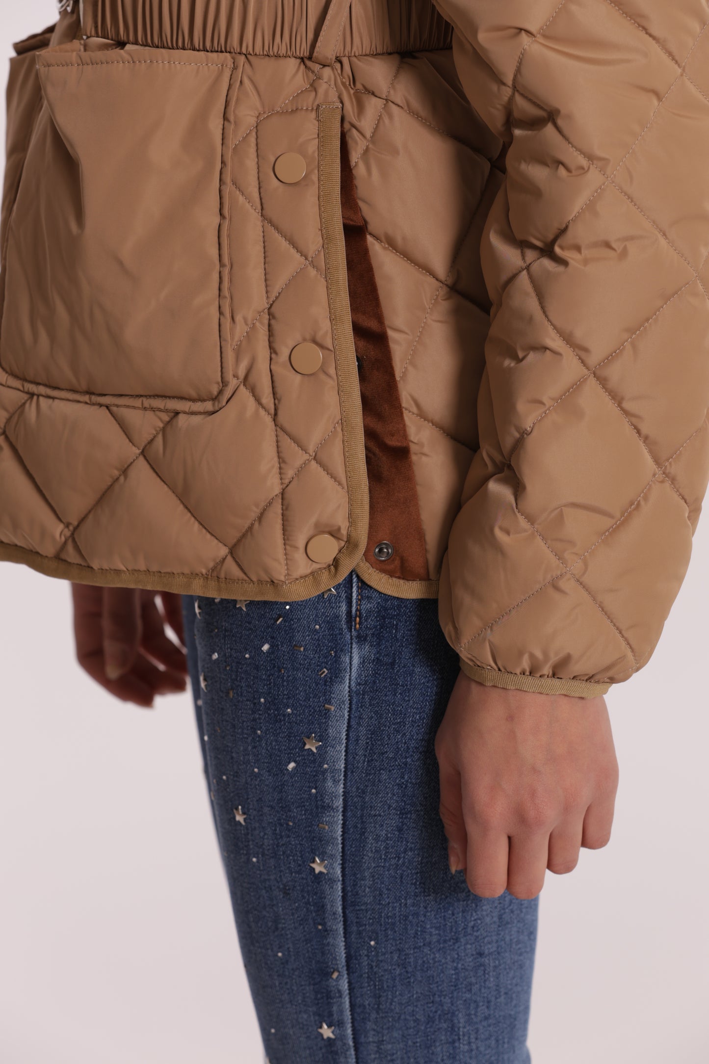 PIUMINO CORTO CON COLLO EFFETTO PELLICCIA CON CINTURA