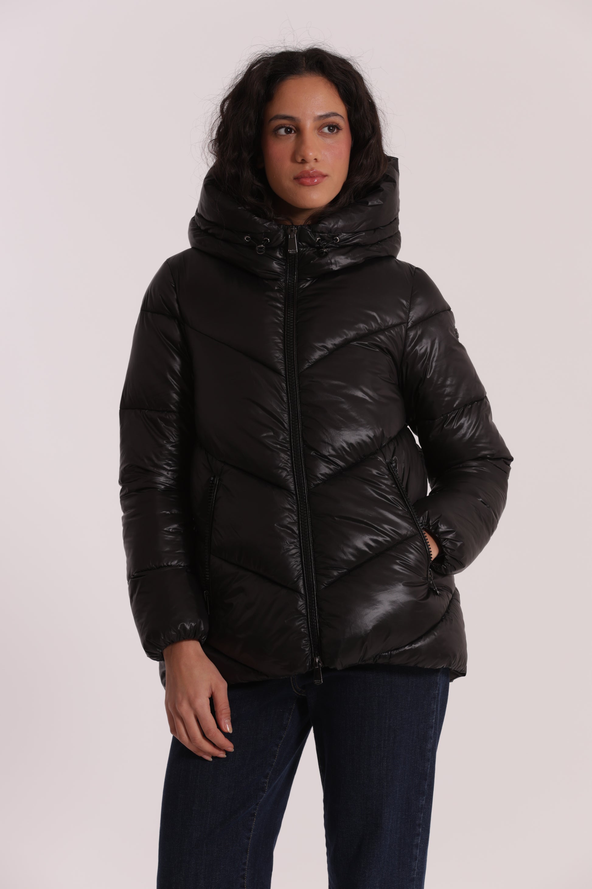 PIUMINO CORTO CON CAPPUCCIO TRAMA GEOMETRICA