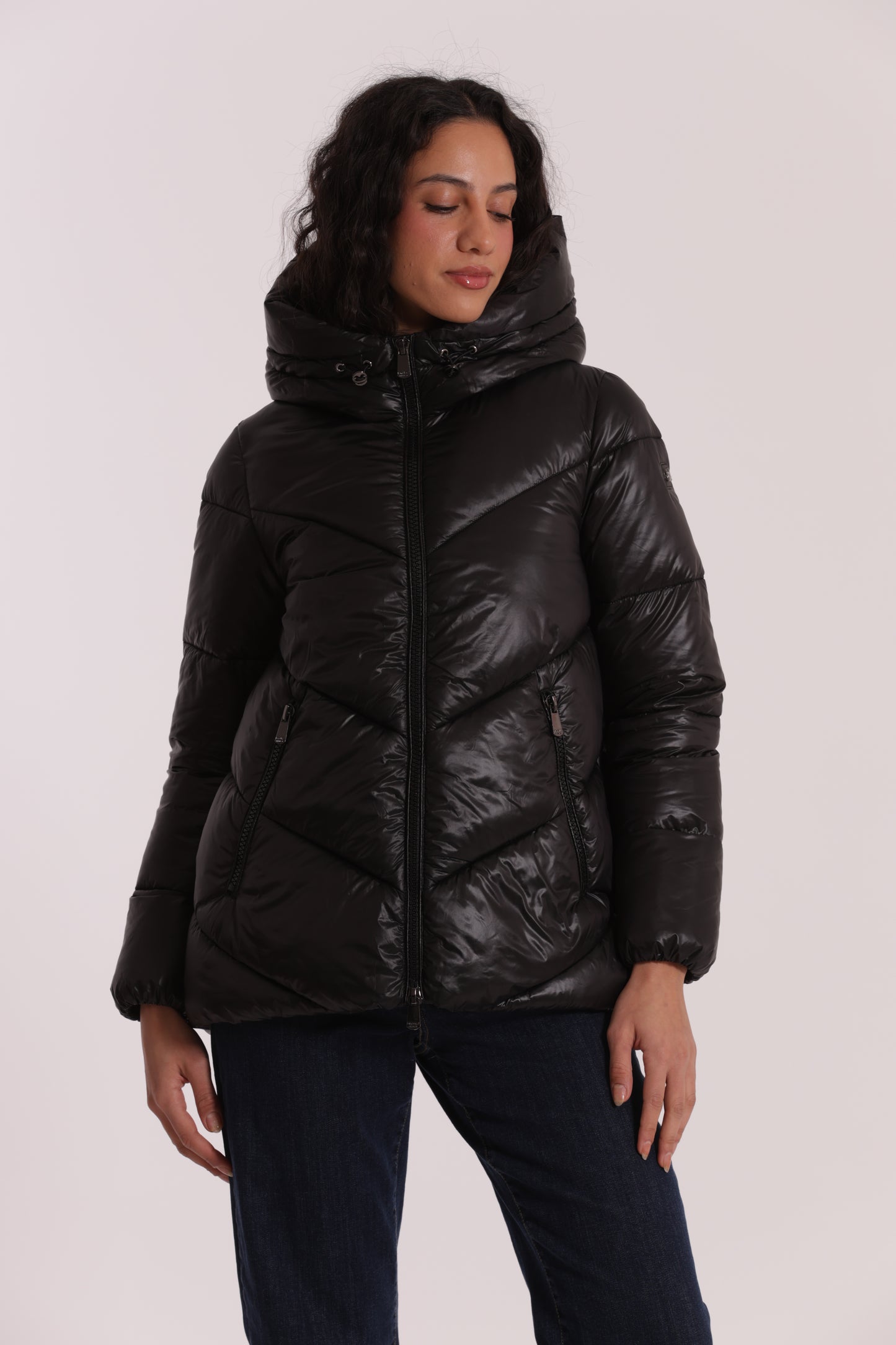 PIUMINO CORTO CON CAPPUCCIO TRAMA GEOMETRICA