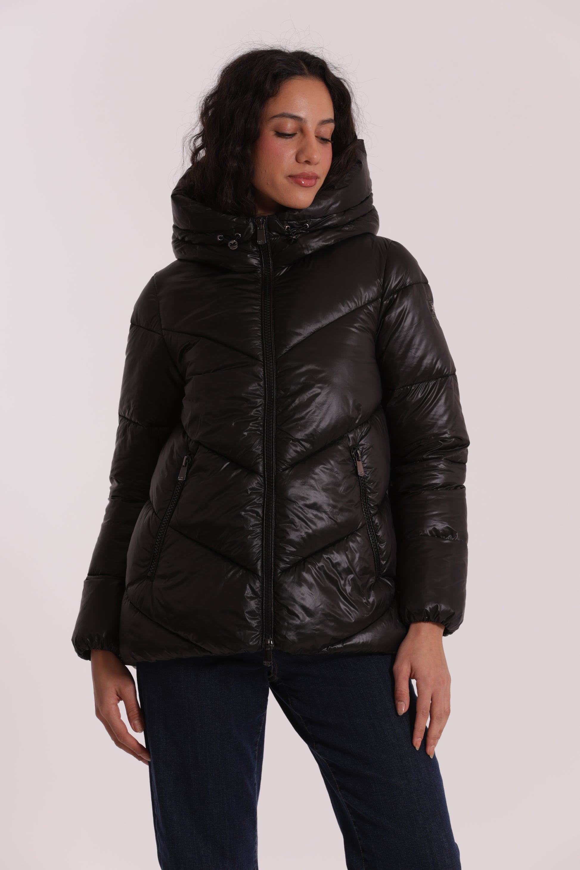 PIUMINO CORTO CON CAPPUCCIO TRAMA GEOMETRICA