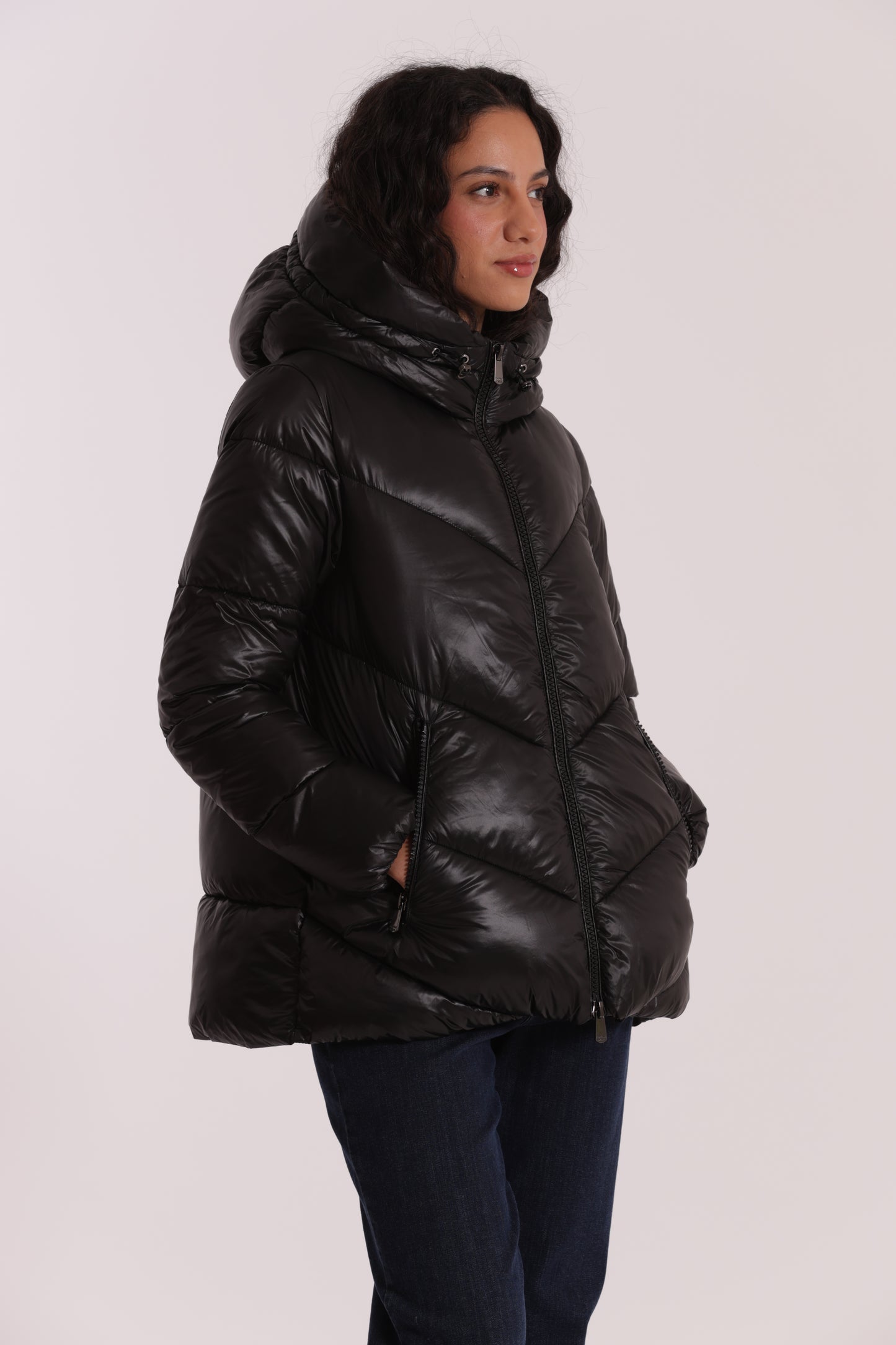 PIUMINO CORTO CON CAPPUCCIO TRAMA GEOMETRICA