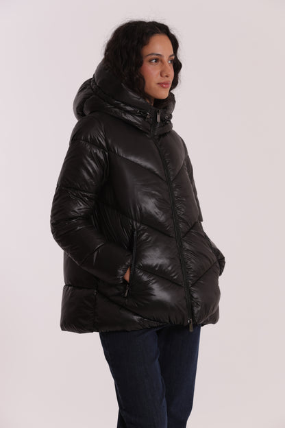 PIUMINO CORTO CON CAPPUCCIO TRAMA GEOMETRICA