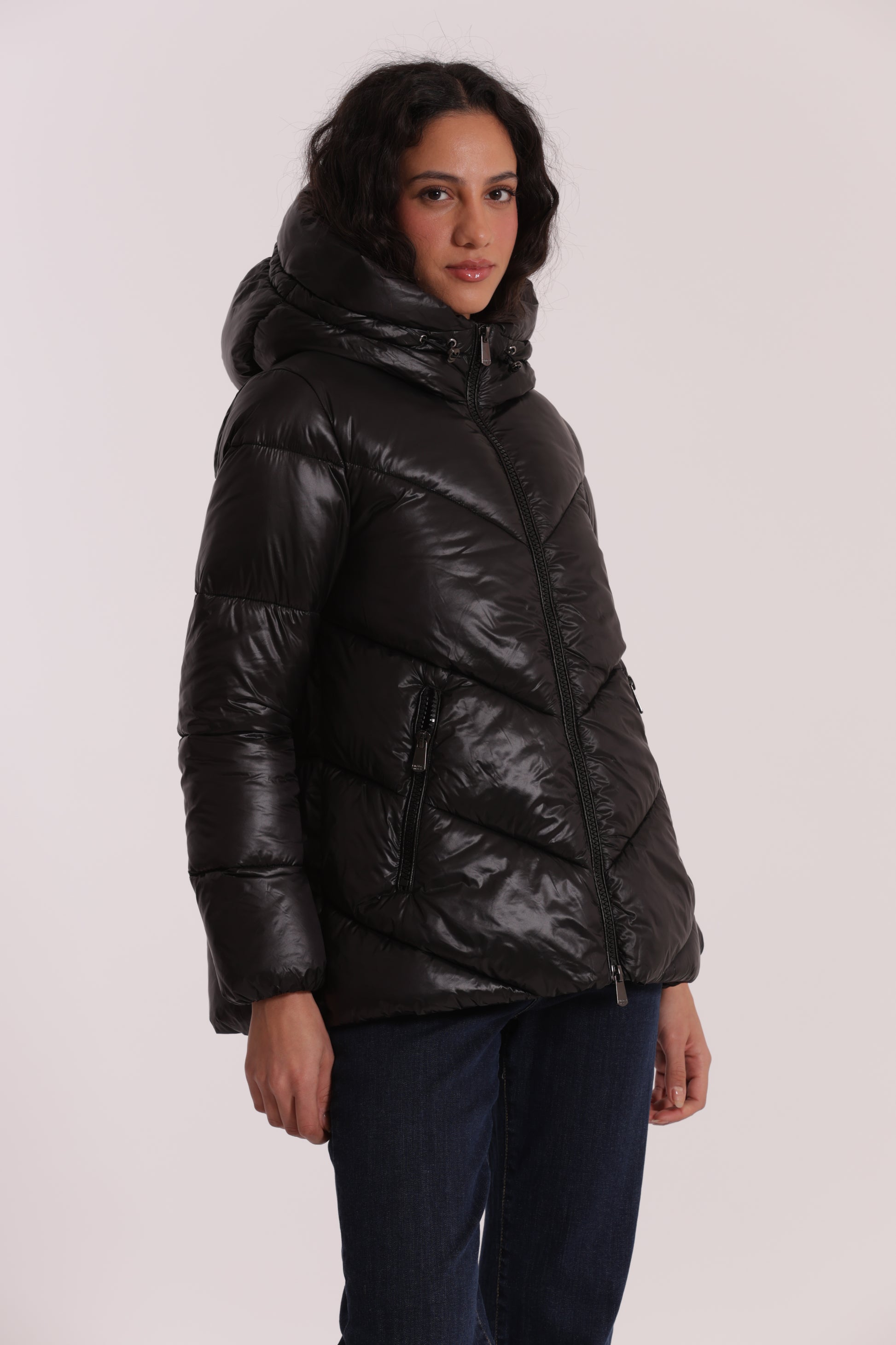 PIUMINO CORTO CON CAPPUCCIO TRAMA GEOMETRICA